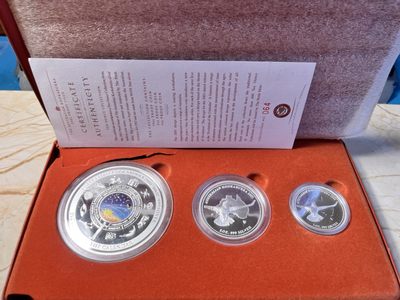 【海寕潮】拍卖第九十七期【年前狂欢节第二场】 - 【海寧潮】获奖澳大利亚2001年历法的演变10盎司精制彩色银币和2枚翠鸟银币（2盎司和1盎司），10盎司获得克劳斯2003年度最佳历史意义币大奖，总计13盎司纯银