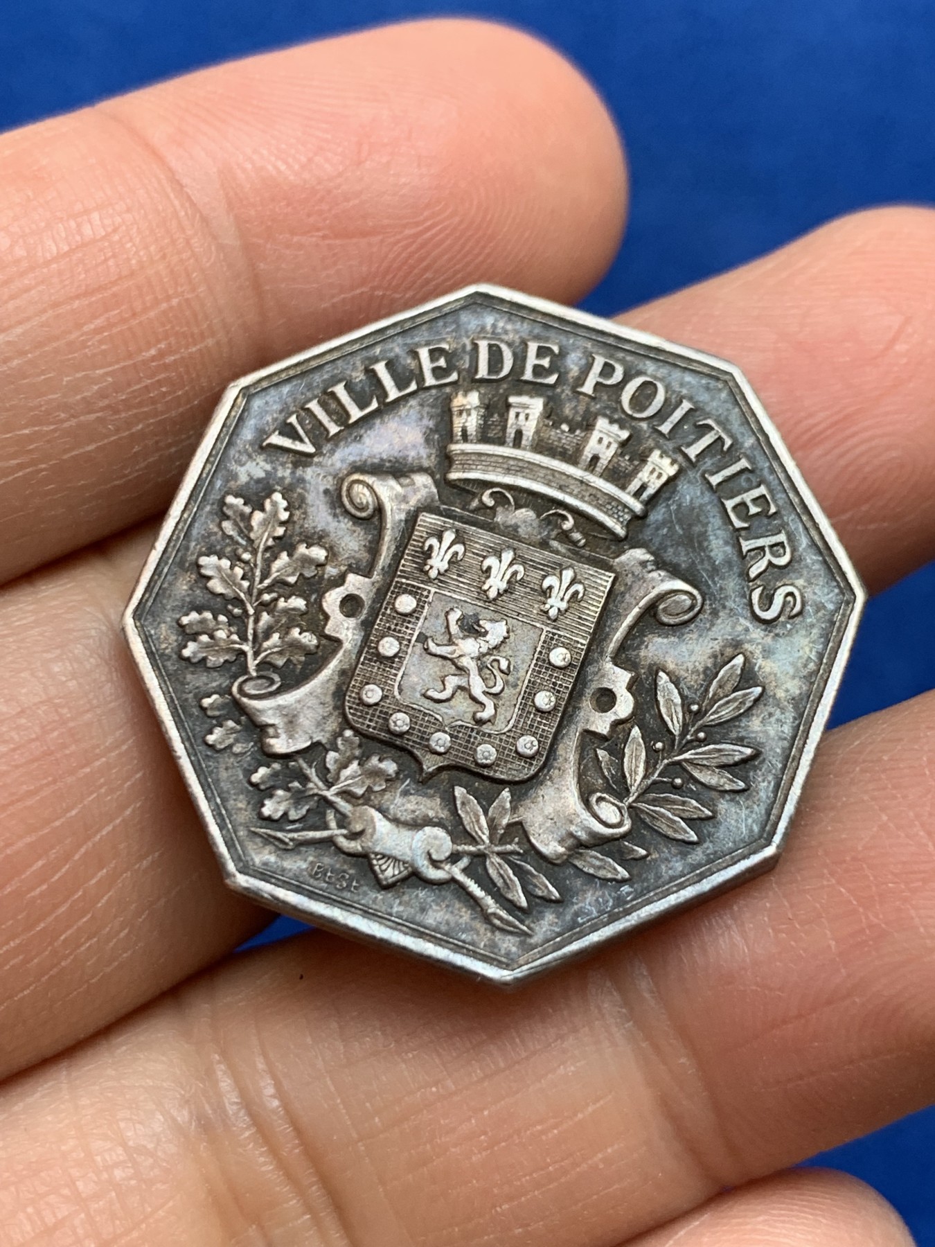 《竞宝斋》第237场- 周日，周一，周二，周日 疯狂4连拍 (全场包邮) 法国普瓦捷储蓄银行八角银质代币，14.778g，30.2mm，丰饶角边铭