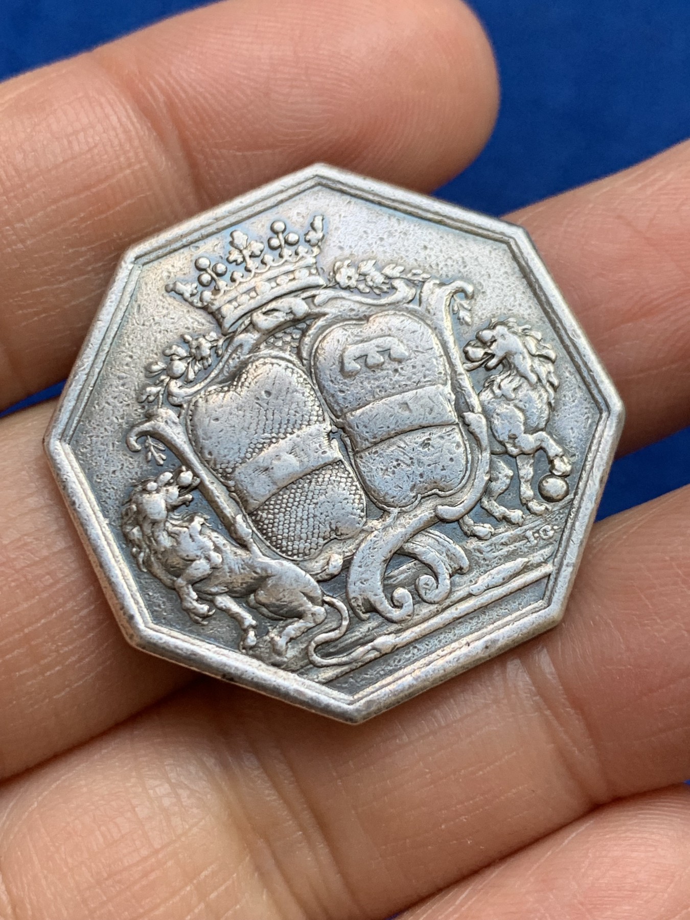 《竞宝斋》第237场- 周日，周一，周二，周日 疯狂4连拍 (全场包邮) 法国18世纪贵族双狮纹章八角银质代币，15.52g，33mm，早期无边铭，首见品种