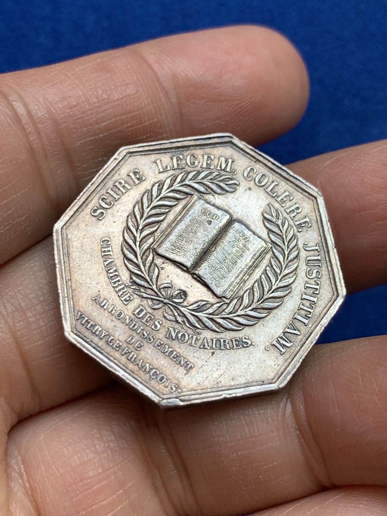 《竞宝斋》第237场- 周日，周一，周二，周日 疯狂4连拍 (全场包邮) 法国维特里勒弗朗索瓦区公证人协会八角银代币，弗朗索瓦一世，脖颈青筋栩栩如生，17.26g，32.0mm，神灯边铭