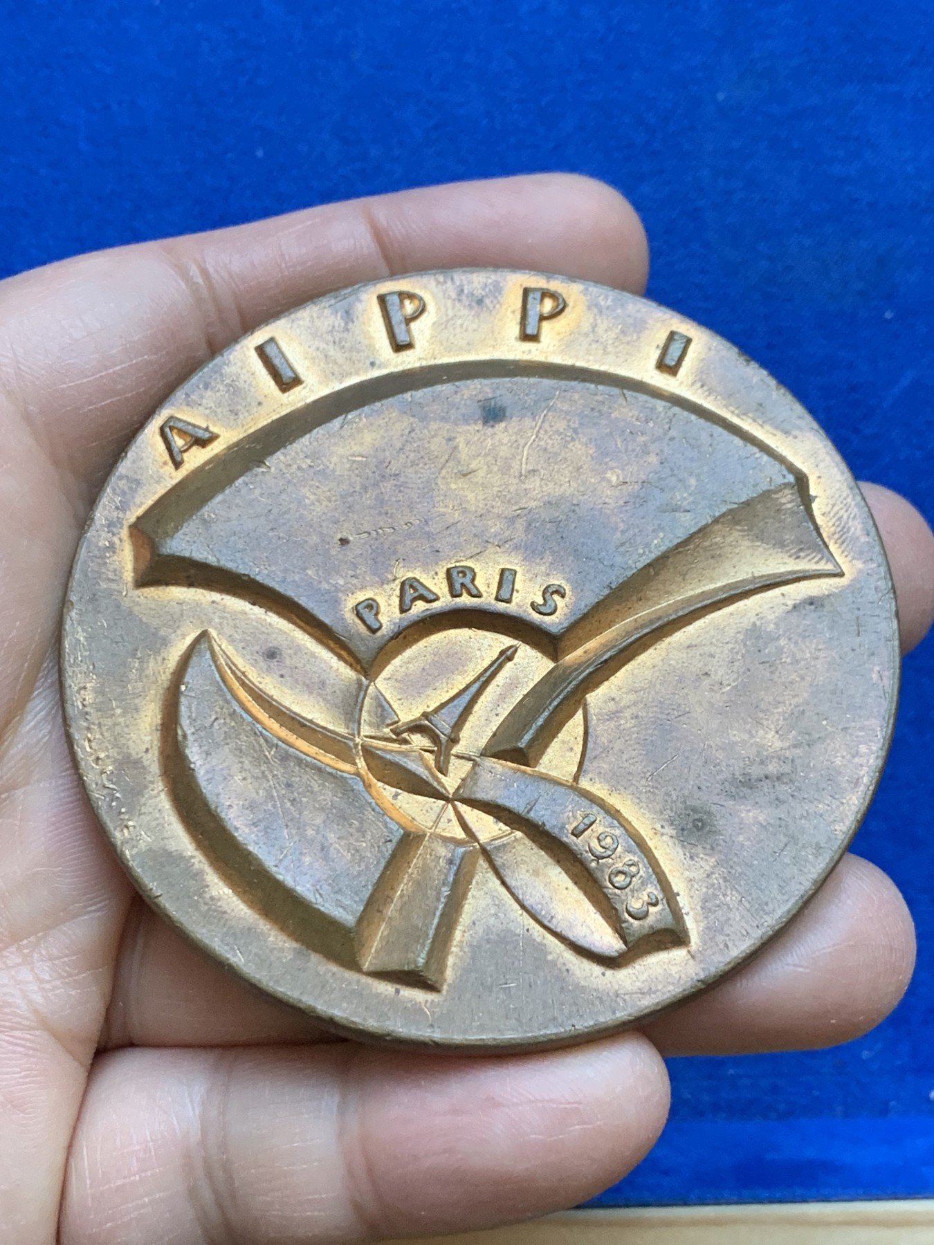 《竞宝斋》第237场- 周日，周一，周二，周日 疯狂4连拍 (全场包邮) 法国巴黎1883年保护工业产权公约铜章，161.84g，69mm，三角铜标，大而可砸核桃