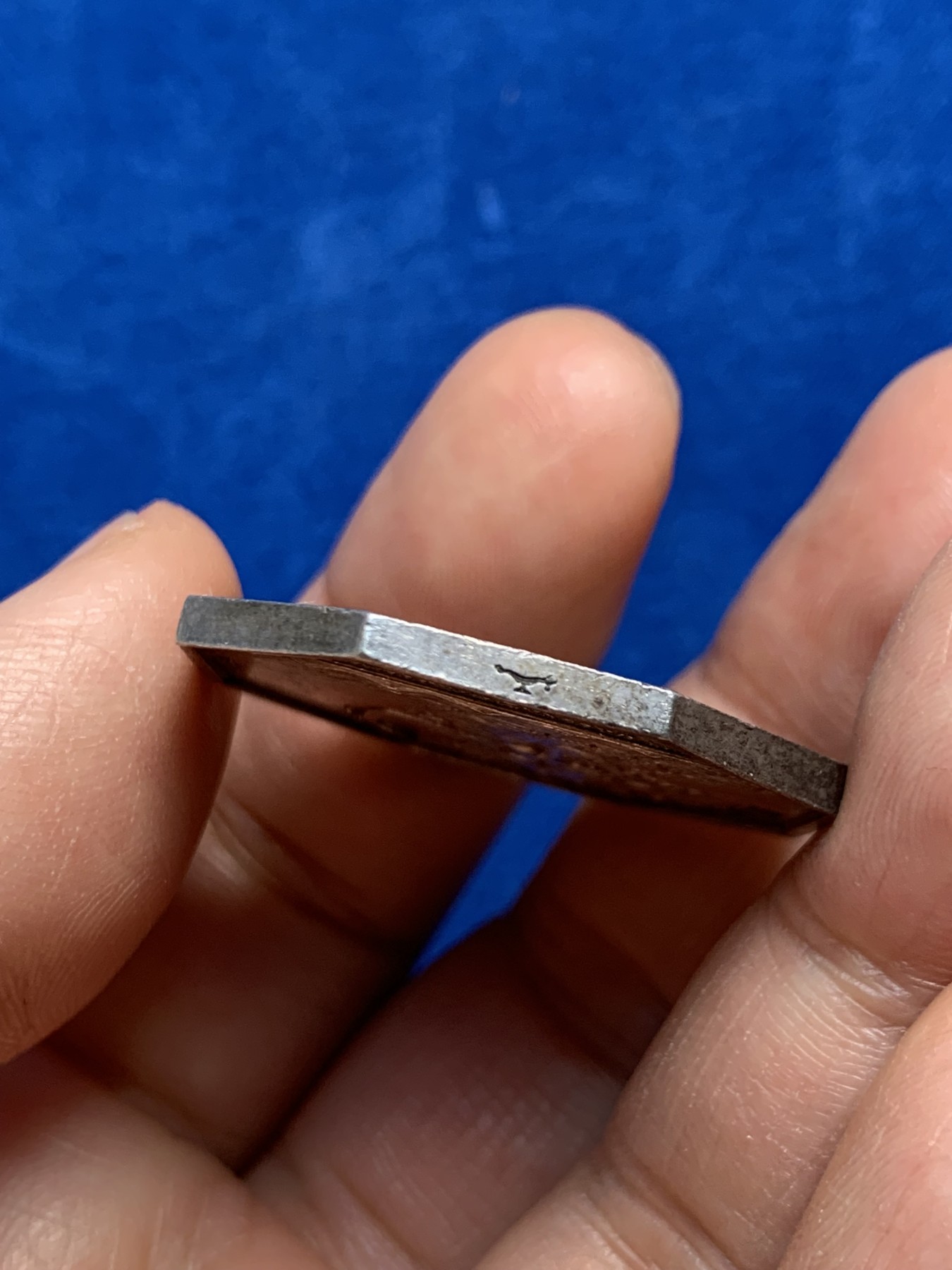 《竞宝斋》第237场- 周日，周一，周二，周日 疯狂4连拍 (全场包邮) 法国八角银质代币jeton，海上保险与贷款公司，jeton资料书封面海妖梅卢辛，33.2mm，17.61g，1832-1841神灯边铭