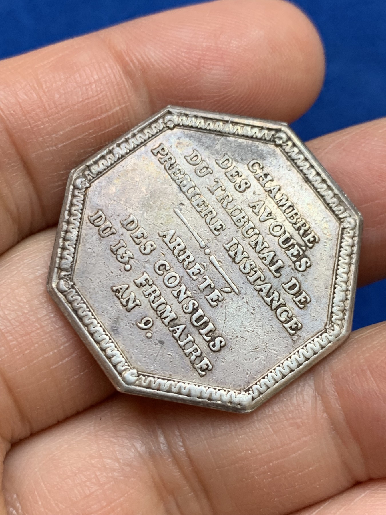 《竞宝斋》第237场- 周日，周一，周二，周日 疯狂4连拍 (全场包邮) 法国 1801 初审法院法律和辩护人法庭 银质八角代币 早期无边铭 14.86克 31.8mm