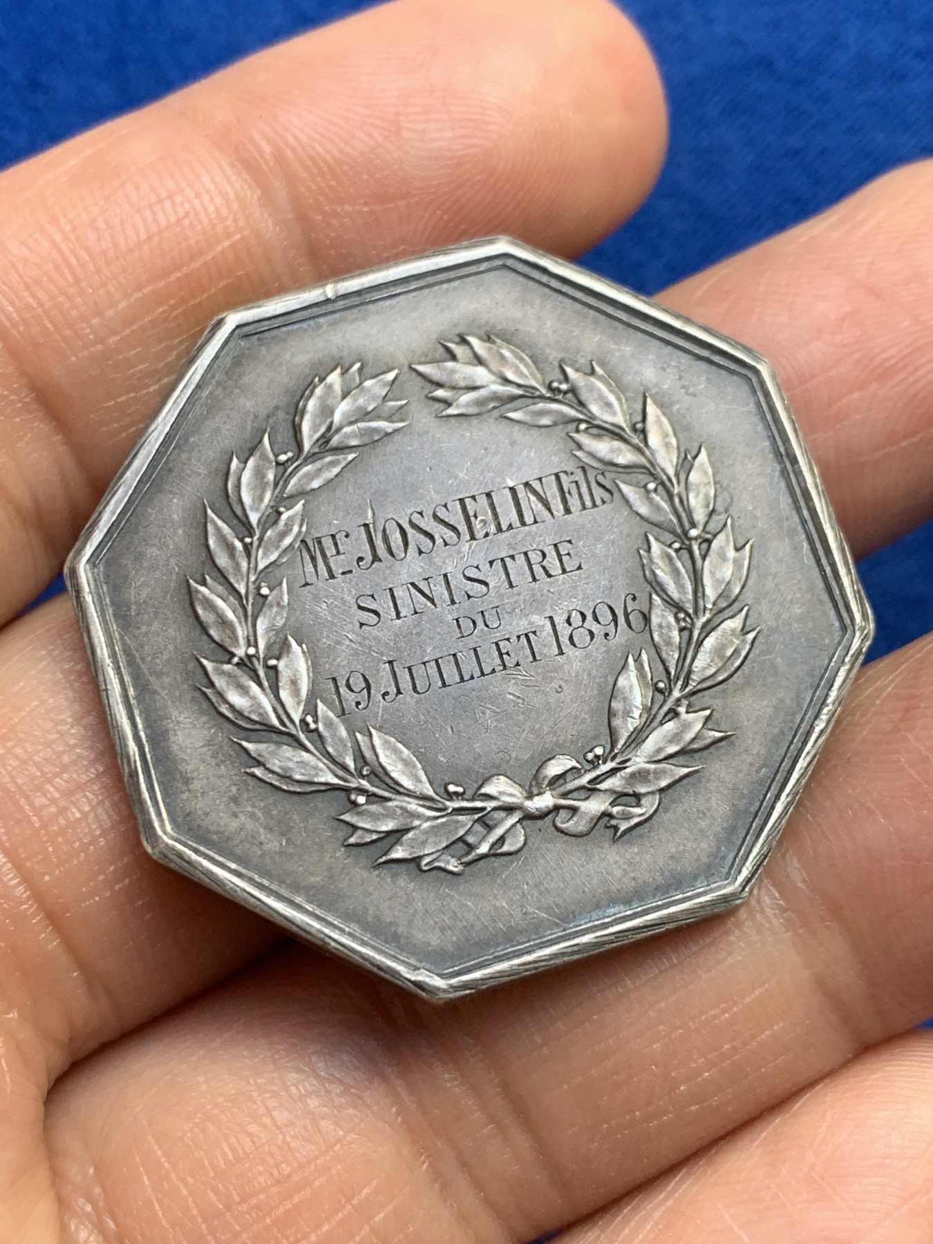 《竞宝斋》第237场- 周日，周一，周二，周日 疯狂4连拍 (全场包邮) 法国凤凰保险公司八角银质代币，23.36g，36.3mm，丰饶角边铭