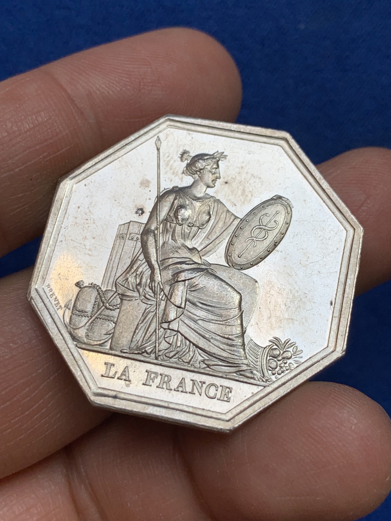 《竞宝斋》第237场- 周日，周一，周二，周日 疯狂4连拍 (全场包邮) 法国巴黎火灾保险公司银质八角，18.97g，36.3mm，手指边铭