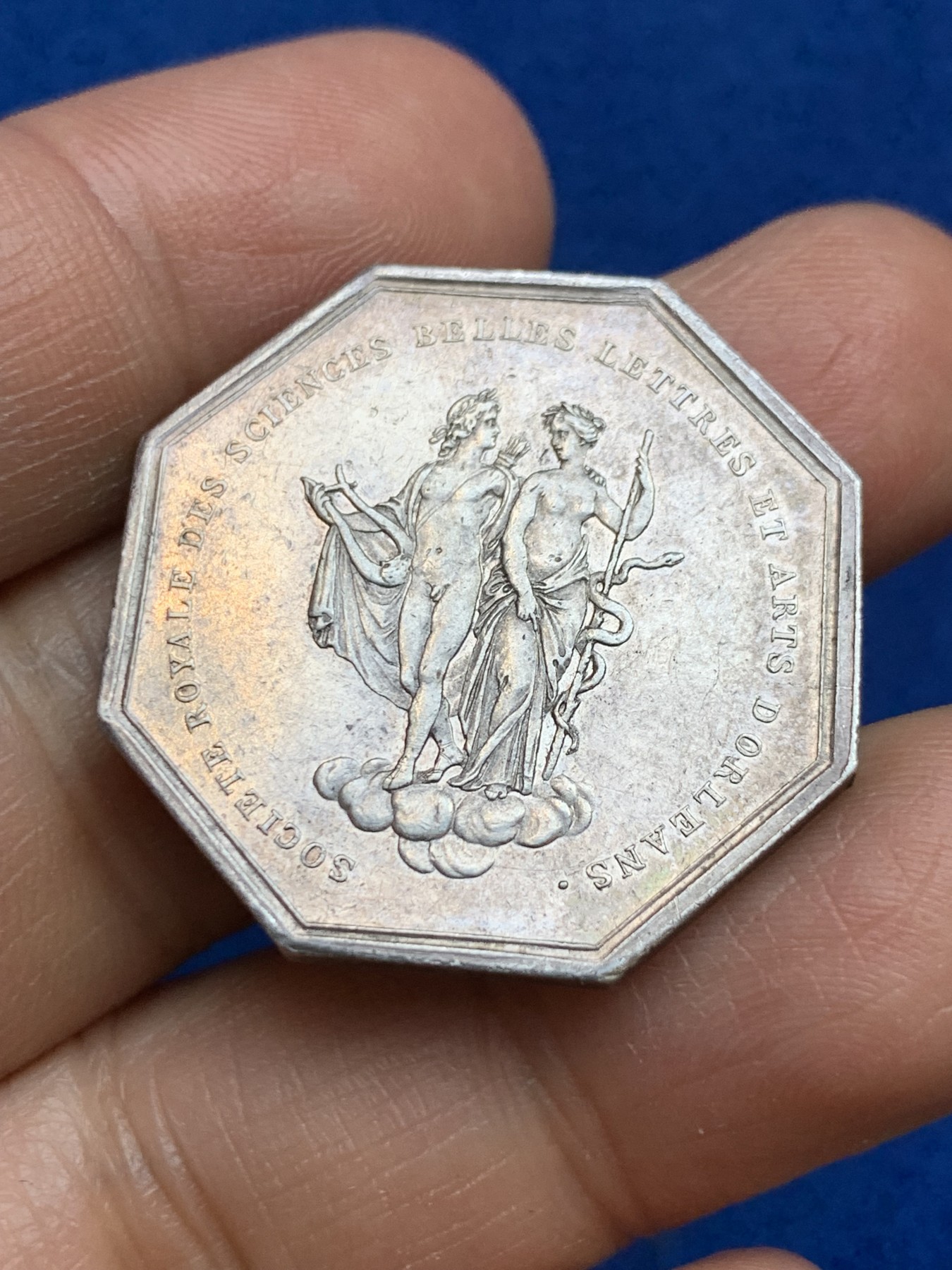 《竞宝斋》第237场- 周日，周一，周二，周日 疯狂4连拍 (全场包邮) 法国八角银质代币，奥尔良科学与艺术协会，11.76g，30.6mm，早期无边铭，云端上的太阳神阿波罗与智慧女神密涅瓦
