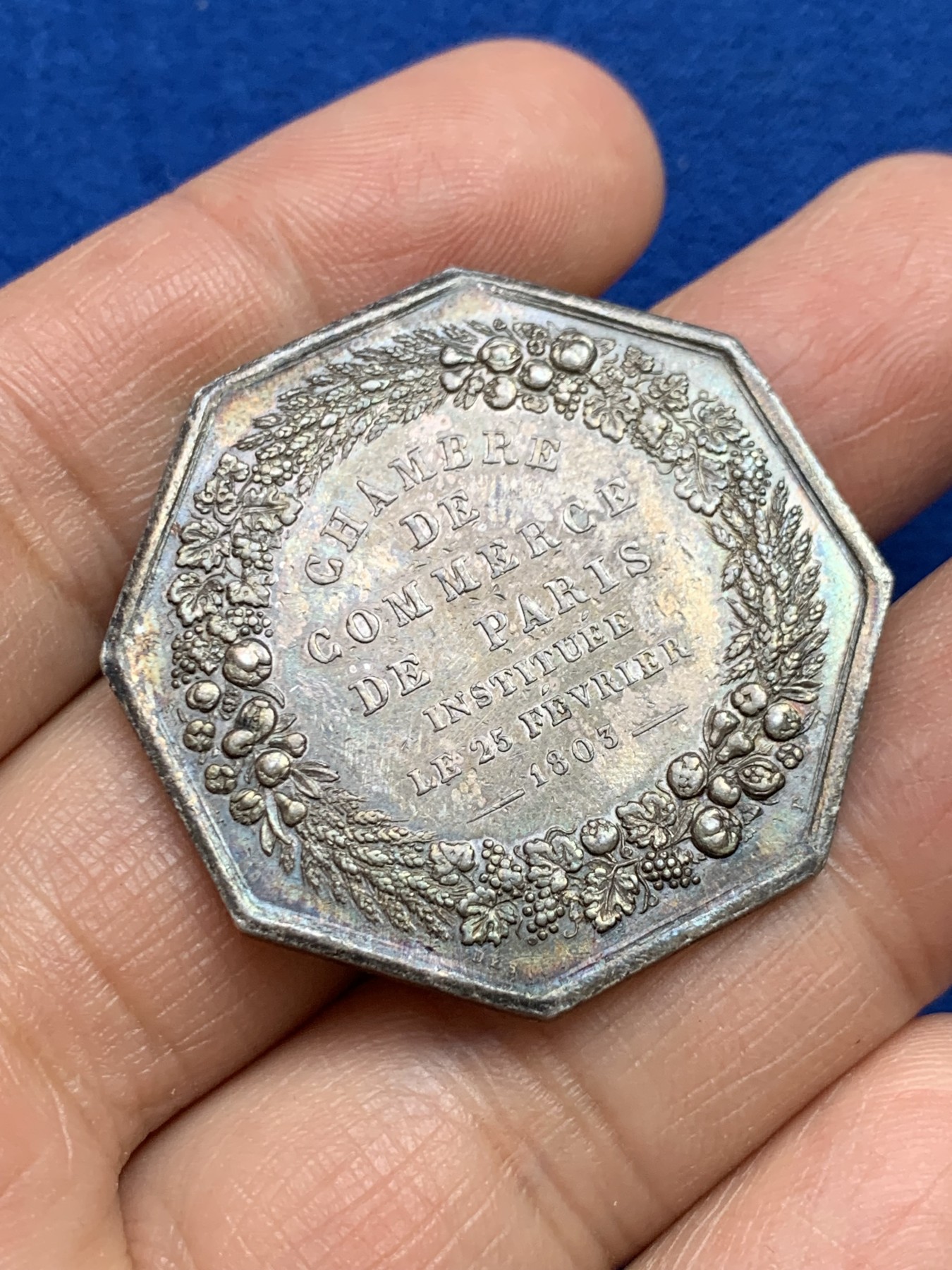 《竞宝斋》第237场- 周日，周一，周二，周日 疯狂4连拍 (全场包邮) 法国巴黎商会JETON银质八角，黑漆古油性包浆，19.74g，36.5mm，1832-1841年神灯边铭