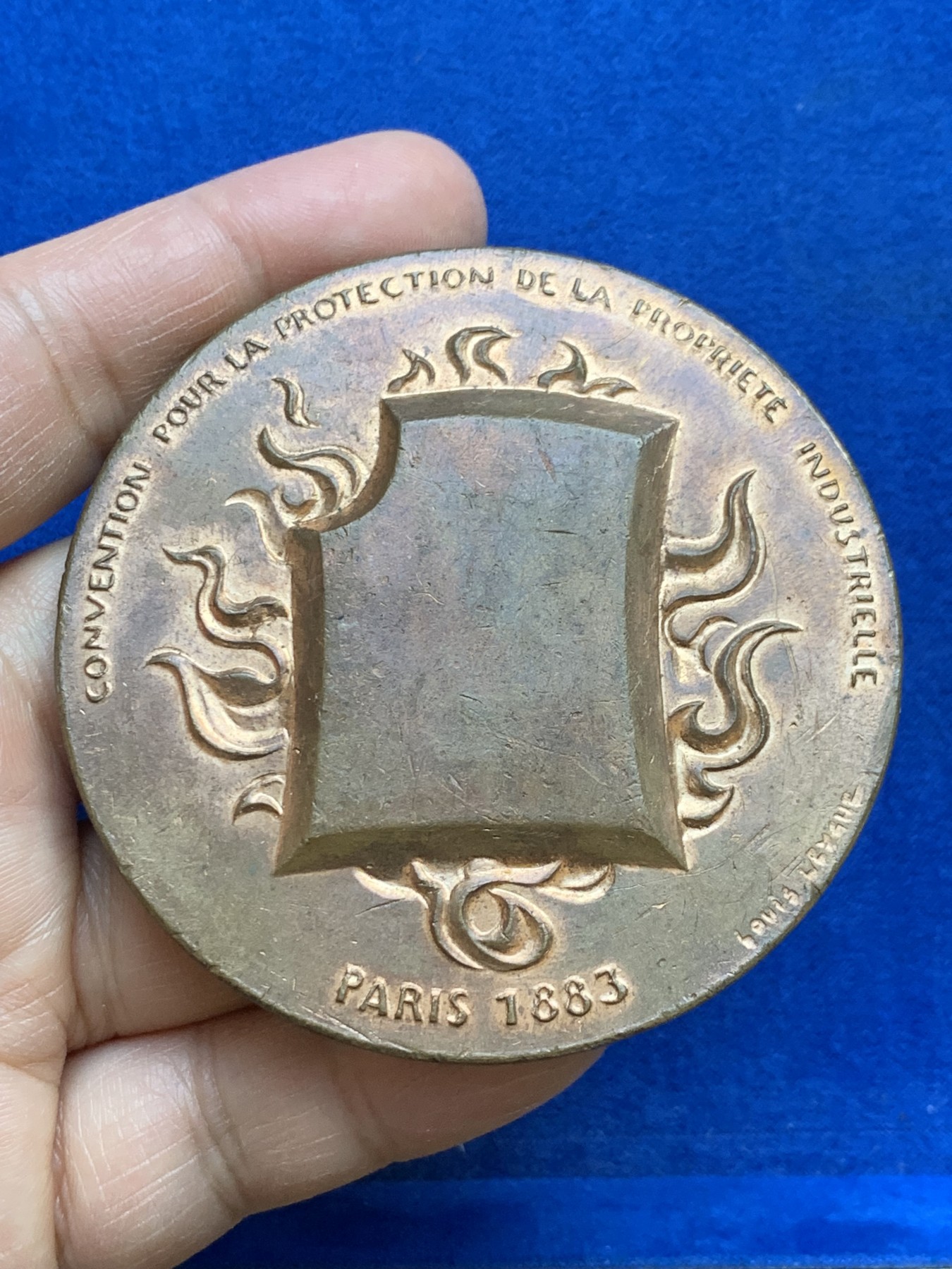 《竞宝斋》第237场- 周日，周一，周二，周日 疯狂4连拍 (全场包邮) 法国巴黎1883年保护工业产权公约铜章，161.84g，69mm，三角铜标，大而可砸核桃