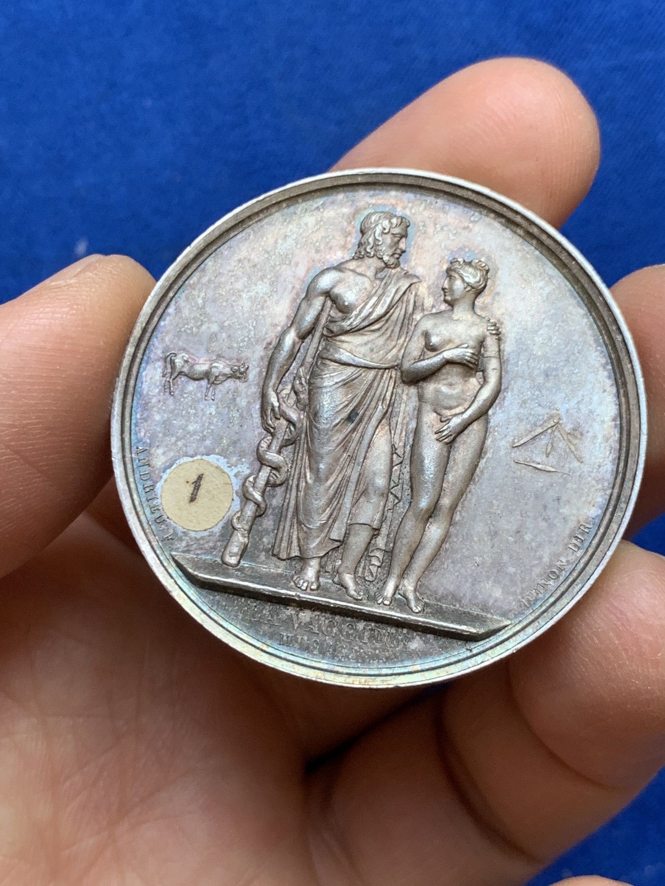 《竞宝斋》第237场- 周日，周一，周二，周日 疯狂4连拍 (全场包邮) 法国1868年图卢兹农业部疫苗接种纪念银章，用维纳斯受到治愈之神埃斯库拉佩的保护以此寓意疫苗的作用，两侧是牛和带有疫苗管的柳叶刀，37.38g，41.3mm，蜜蜂边铭，贴了编号贴纸，原味包浆 细节精致