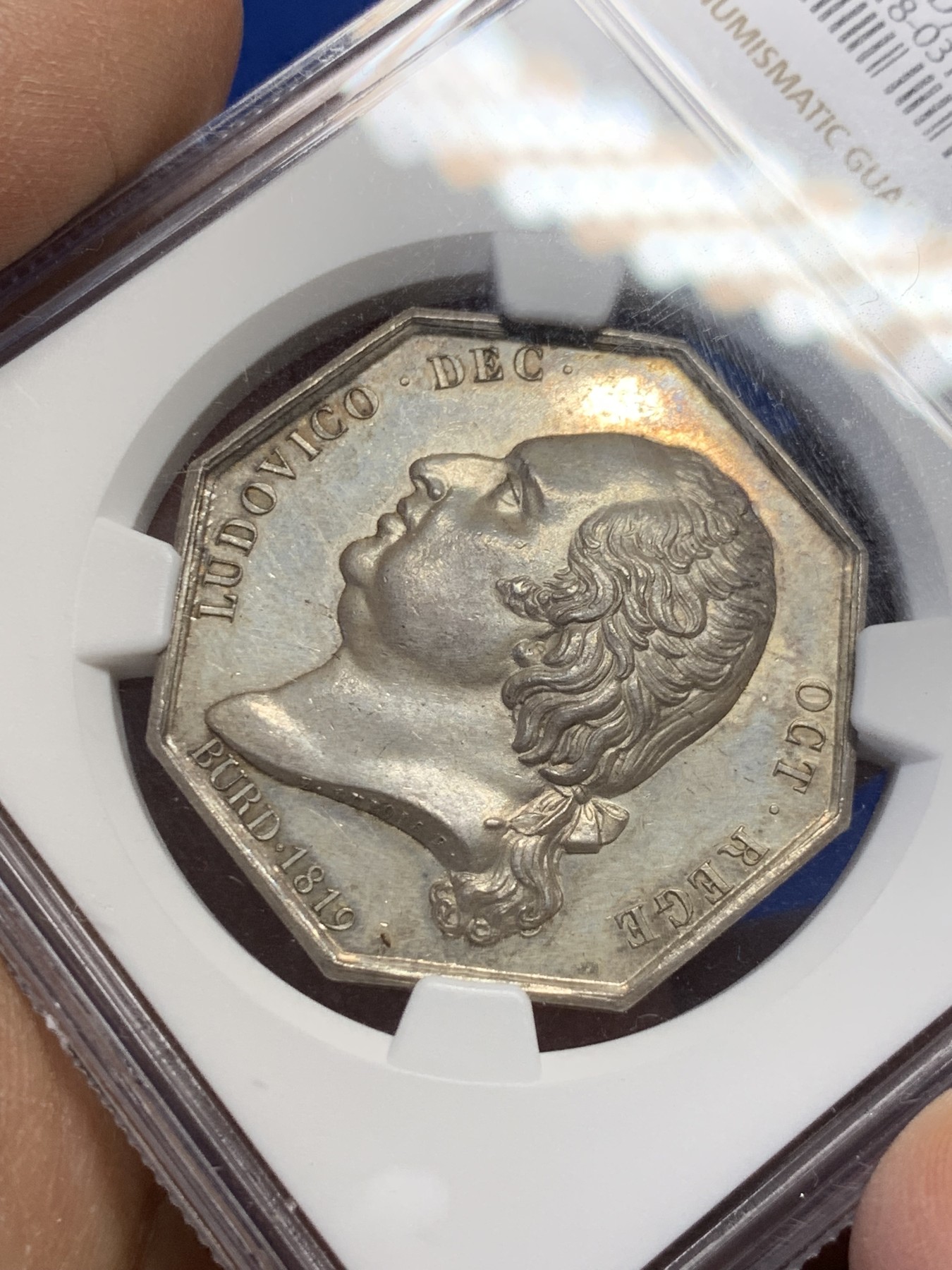 《竞宝斋》第237场- 周日，周一，周二，周日 疯狂4连拍 (全场包邮) NGC-MS64 法国1819年路易十八时期波尔多石桥建设纪念八角银质代币，商业之神赫尔墨斯倚靠在大力神赫拉克勒斯肩上，似乎寓意其商业行为具有强大的背景“此路是我开”