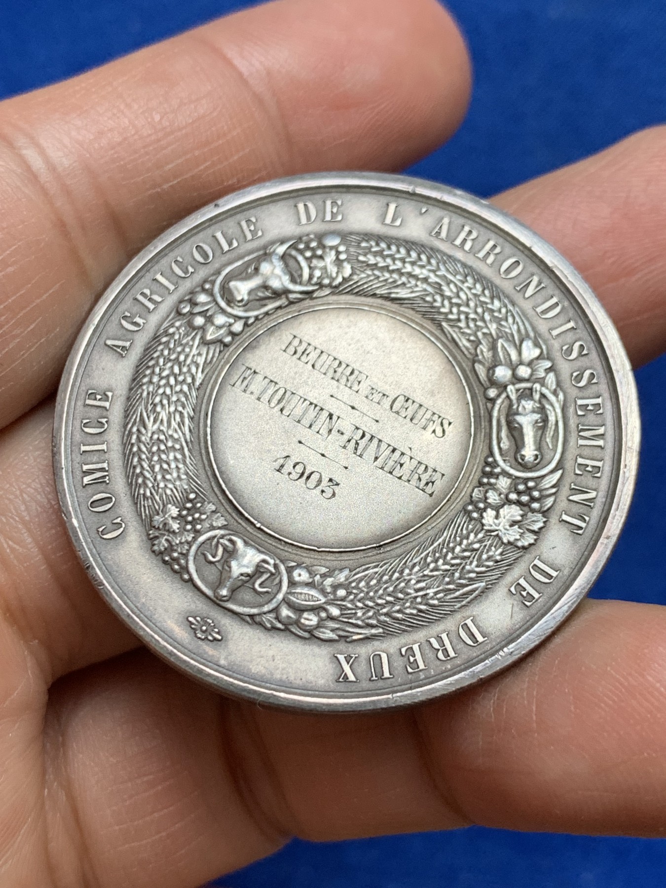 《竞宝斋》第237场- 周日，周一，周二，周日 疯狂4连拍 (全场包邮) 法国1903年德勒区农业展银章，捡稻穗的小女孩，33.01克，41.9mm，丰饶角边铭