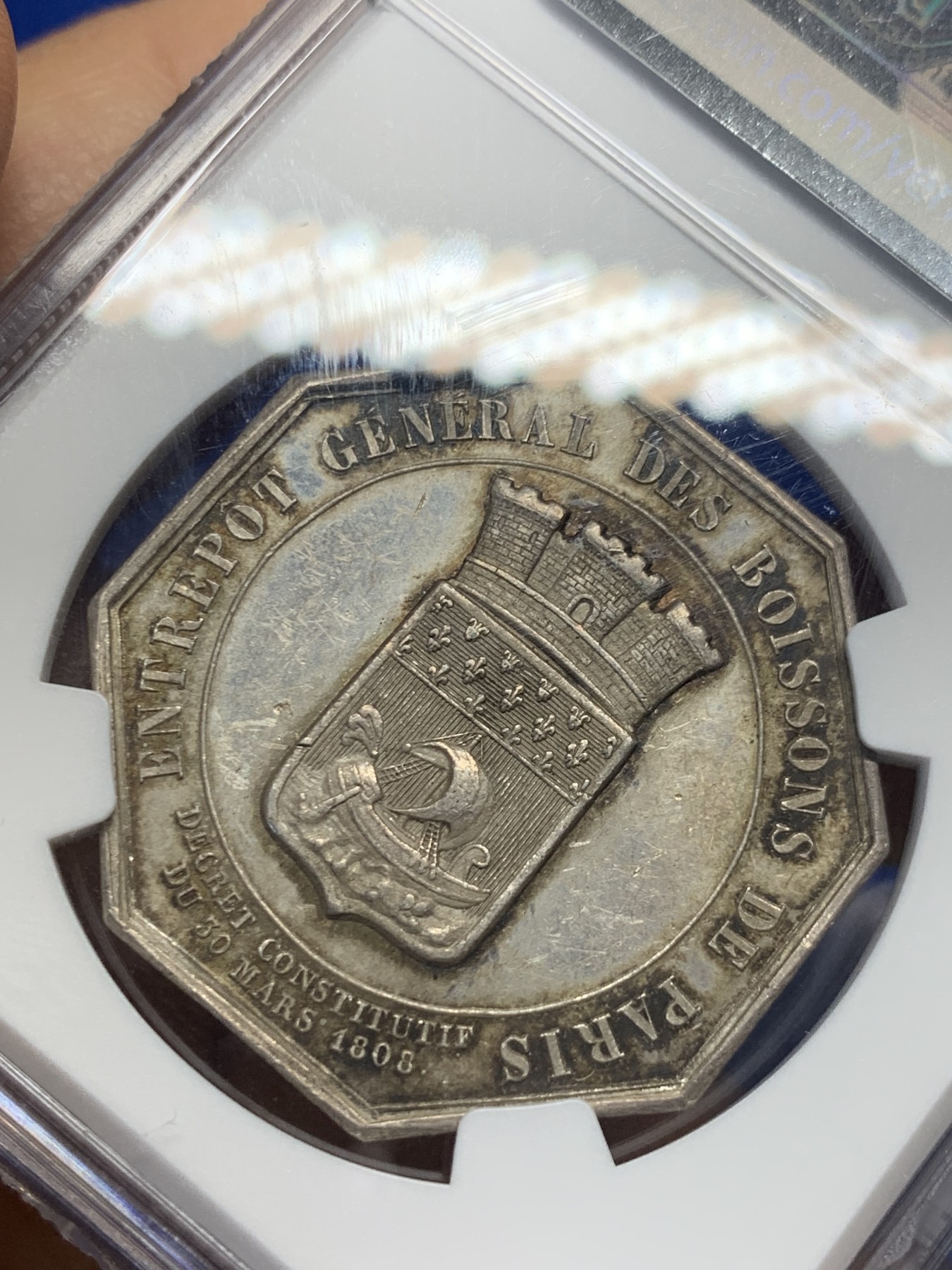 《竞宝斋》第237场- 周日，周一，周二，周日 疯狂4连拍 (全场包邮) NGC MS61 法国 1856  巴黎综合饮料仓库 银质八角代币  细节丰富 高浮雕 少见品种 早期手指铭 