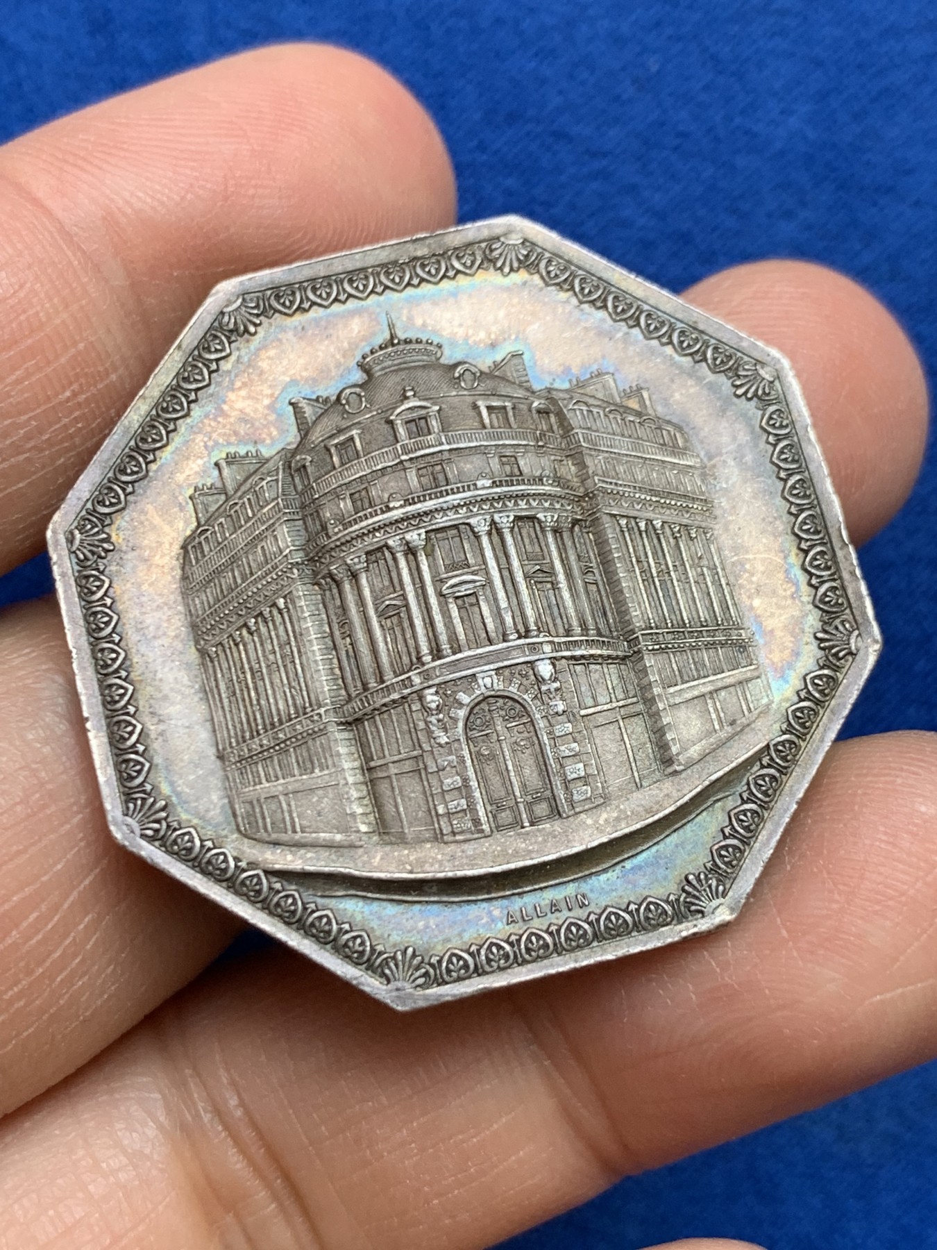 《竞宝斋》第237场- 周日，周一，周二，周日 疯狂4连拍 (全场包邮) 法国一般存款账户公司八角银章，正面是其总部所在地巴黎歌剧院，透视感很好，23.31g，37.6mm，蜜蜂边铭