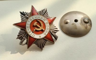 很好的小小拍卖第二期 - 苏联42年版二级卫国勋章（832292号，原18k金党徽，佩戴痕迹）