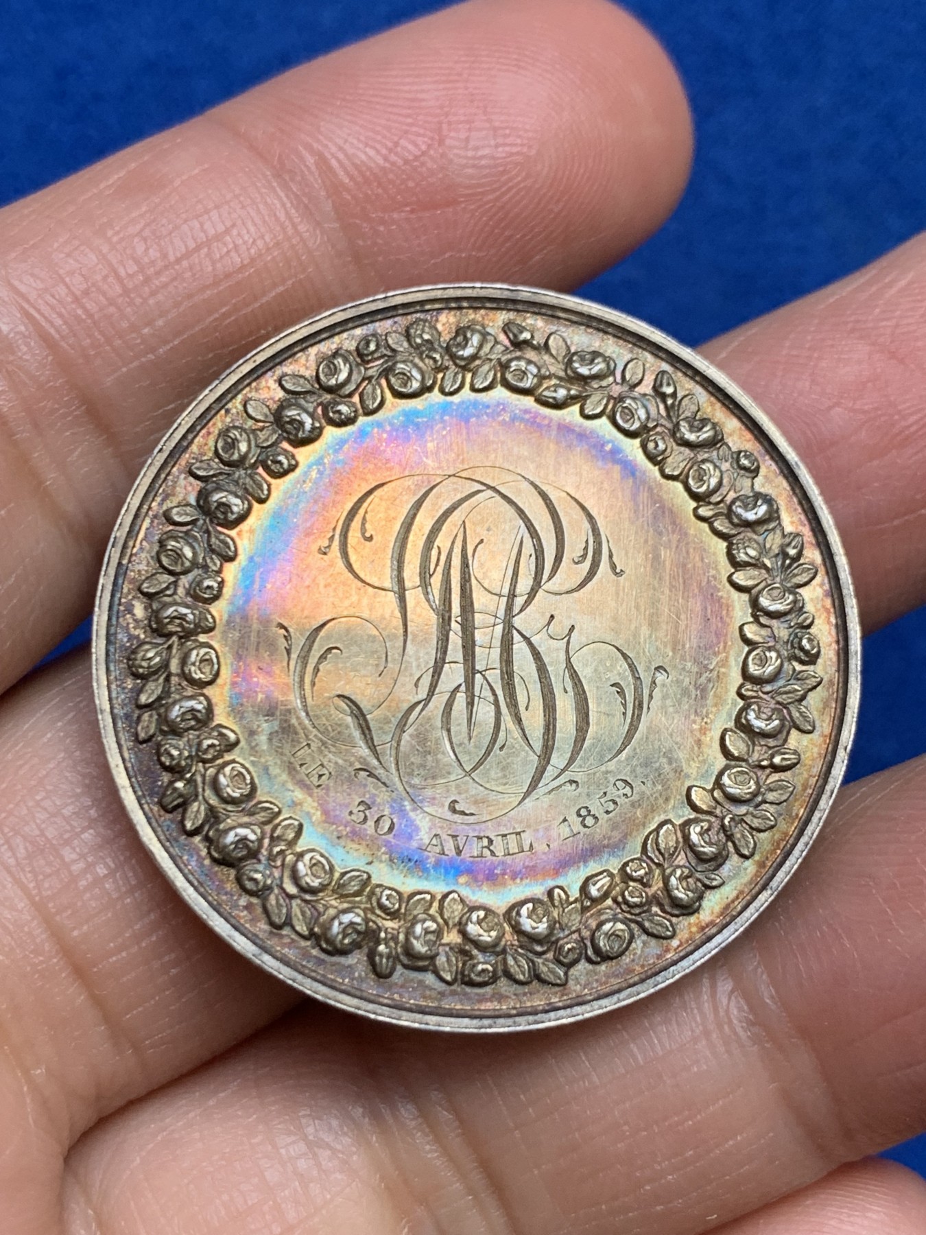 《竞宝斋》第237场- 周日，周一，周二，周日 疯狂4连拍 (全场包邮) 法国大版银质婚章 36.7mm 22.15g 边铭手指 五彩包 状态非常好