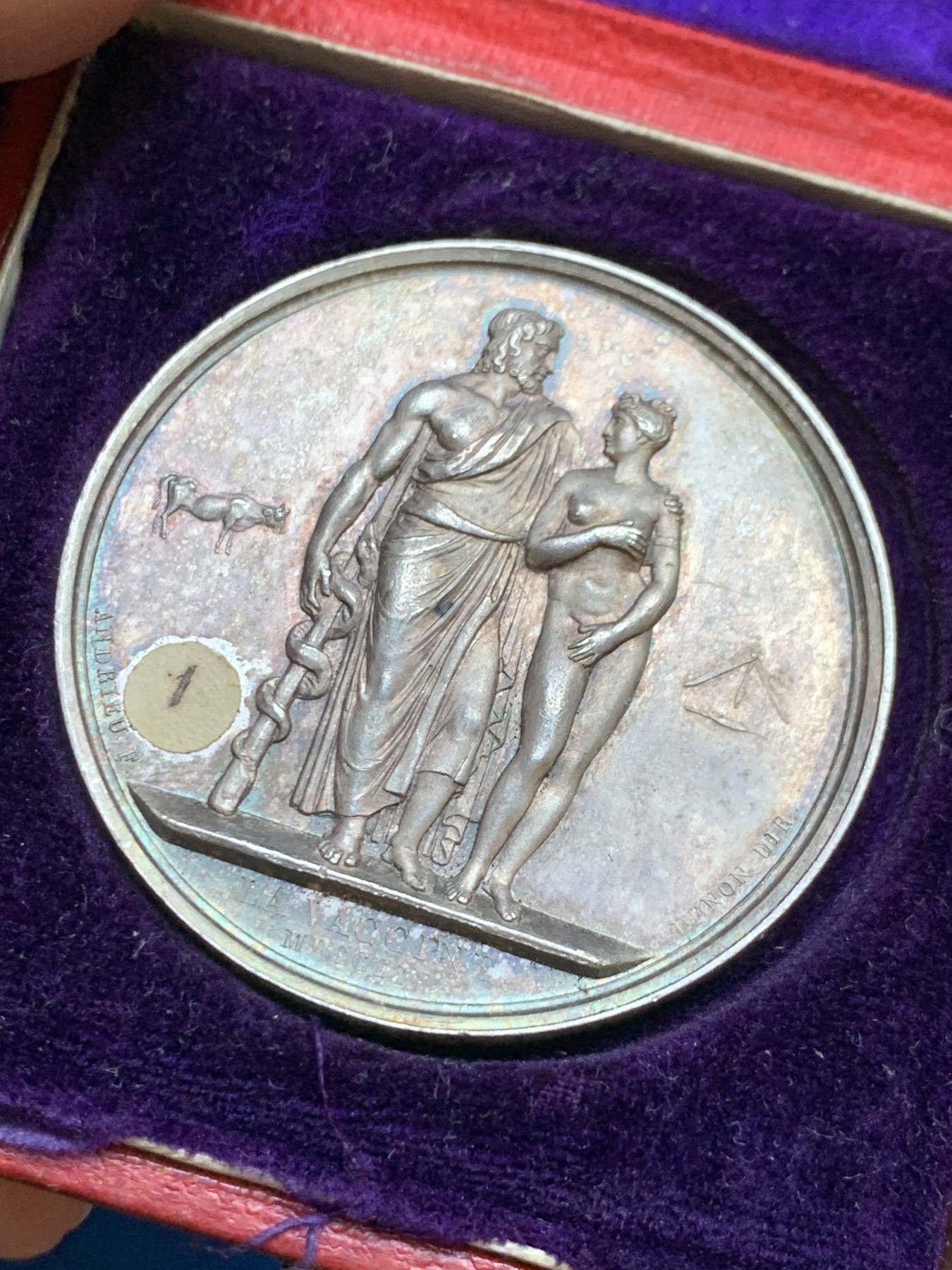 《竞宝斋》第237场- 周日，周一，周二，周日 疯狂4连拍 (全场包邮) 法国1868年图卢兹农业部疫苗接种纪念银章，用维纳斯受到治愈之神埃斯库拉佩的保护以此寓意疫苗的作用，两侧是牛和带有疫苗管的柳叶刀，37.38g，41.3mm，蜜蜂边铭，贴了编号贴纸，原味包浆 细节精致