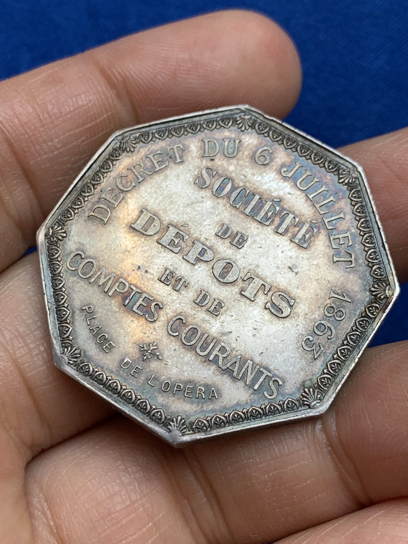 《竞宝斋》第237场- 周日，周一，周二，周日 疯狂4连拍 (全场包邮) 法国一般存款账户公司八角银章，正面是其总部所在地巴黎歌剧院，透视感很好，23.31g，37.6mm，蜜蜂边铭