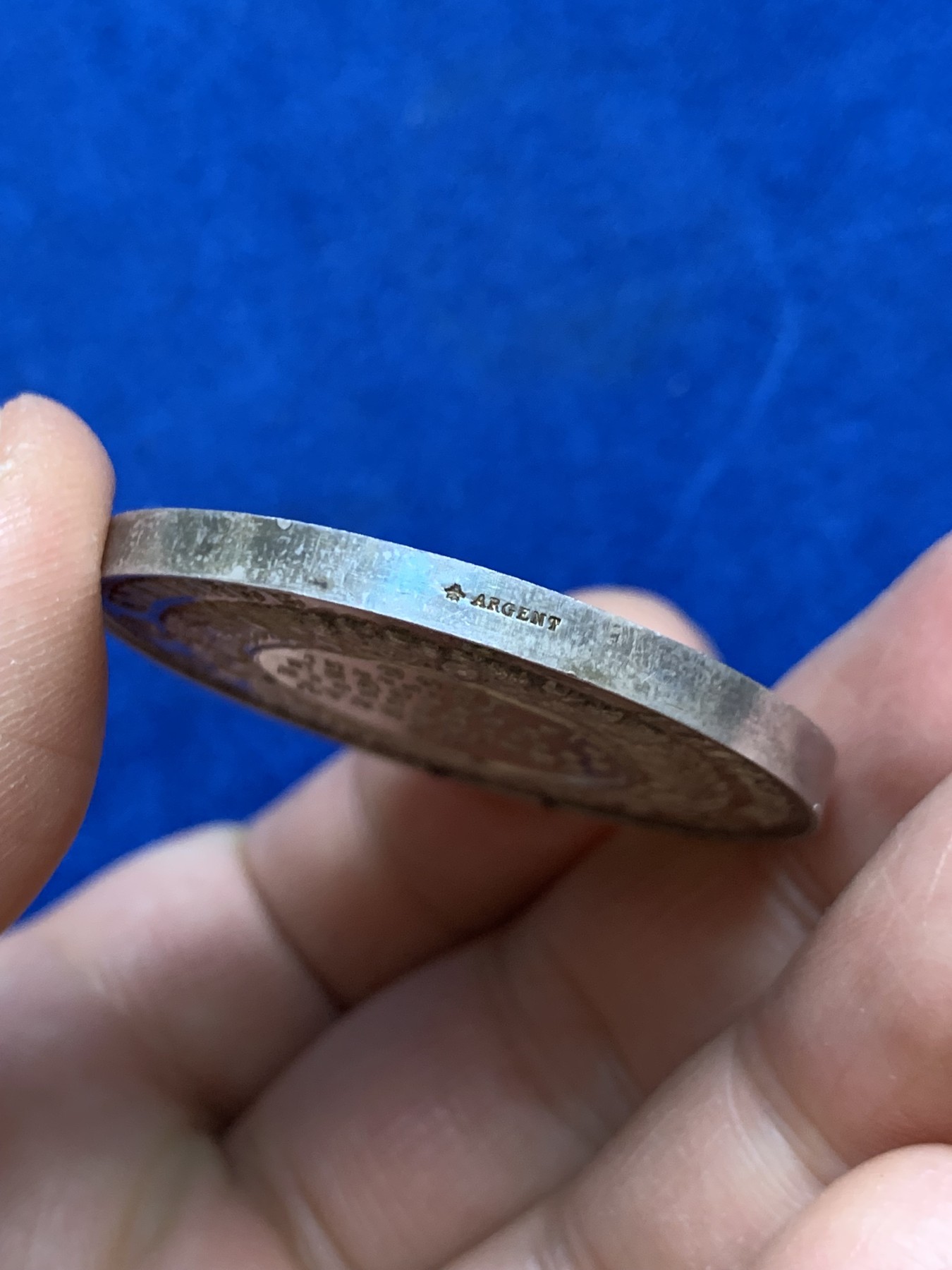 《竞宝斋》第237场- 周日，周一，周二，周日 疯狂4连拍 (全场包邮) 法国1868年图卢兹农业部疫苗接种纪念银章，用维纳斯受到治愈之神埃斯库拉佩的保护以此寓意疫苗的作用，两侧是牛和带有疫苗管的柳叶刀，37.38g，41.3mm，蜜蜂边铭，贴了编号贴纸，原味包浆 细节精致