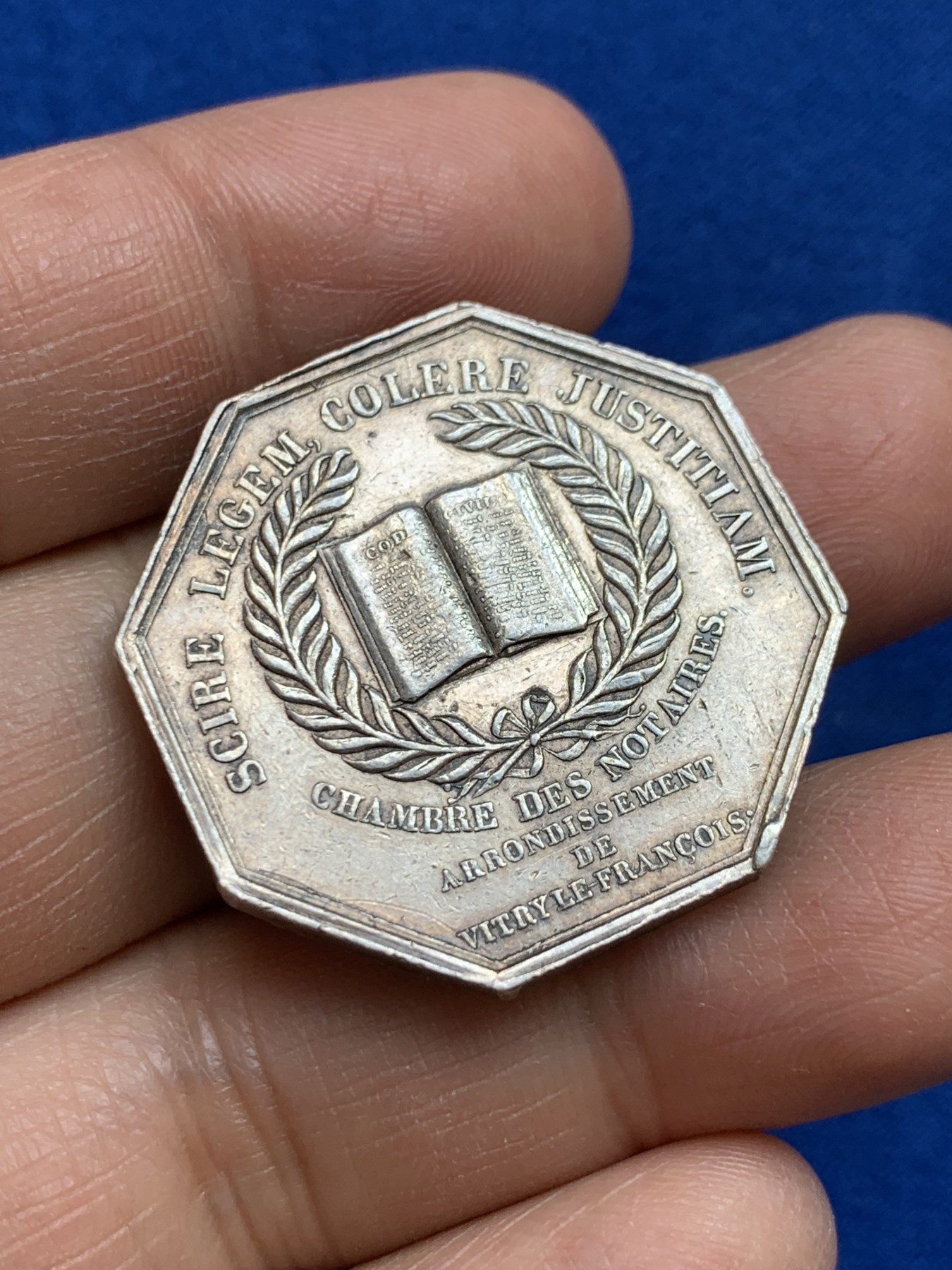 《竞宝斋》第237场- 周日，周一，周二，周日 疯狂4连拍 (全场包邮) 法国维特里勒弗朗索瓦区公证人协会八角银代币，弗朗索瓦一世，脖颈青筋栩栩如生，17.26g，32.0mm，神灯边铭