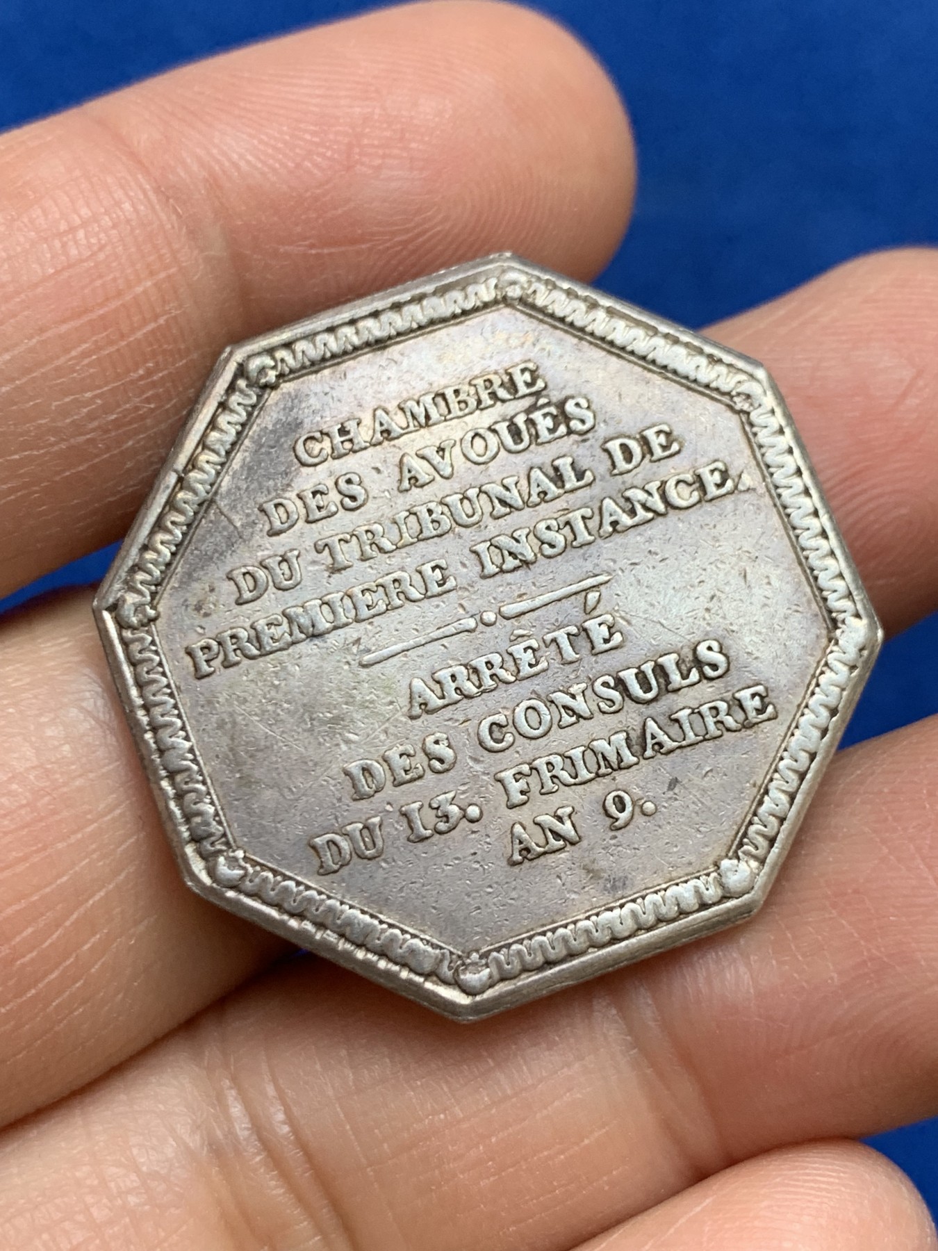 《竞宝斋》第237场- 周日，周一，周二，周日 疯狂4连拍 (全场包邮) 法国 1801 初审法院法律和辩护人法庭 银质八角代币 早期无边铭 14.86克 31.8mm