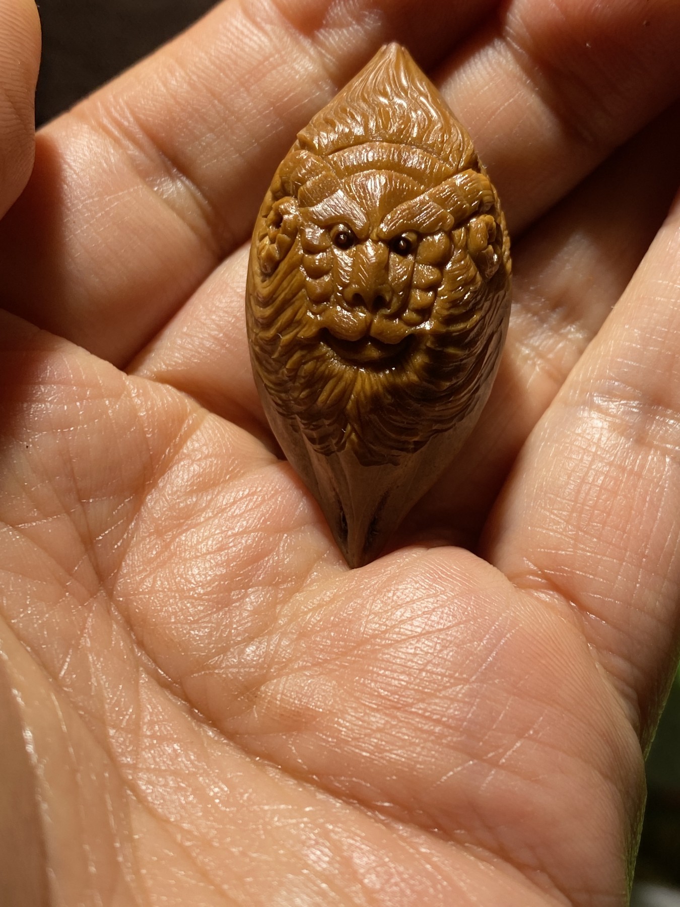 苏工核雕手工制作，总有一款适合你 苏工核雕老苏工雕刻，四花梅林大核手工羊的守护个性十足，美不胜收，尺寸2。29x4.55喜欢的来价格不贵