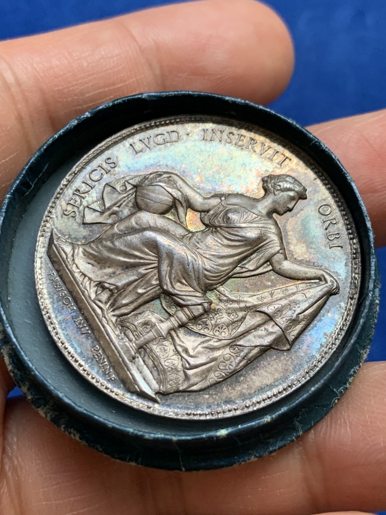 《竞宝斋》第237场- 周日，周一，周二，周日 疯狂4连拍 (全场包邮) 法国银章，里昂丝绸协会，21.78g，37.7mm，蜜蜂边铭，高浮雕，彩色包浆