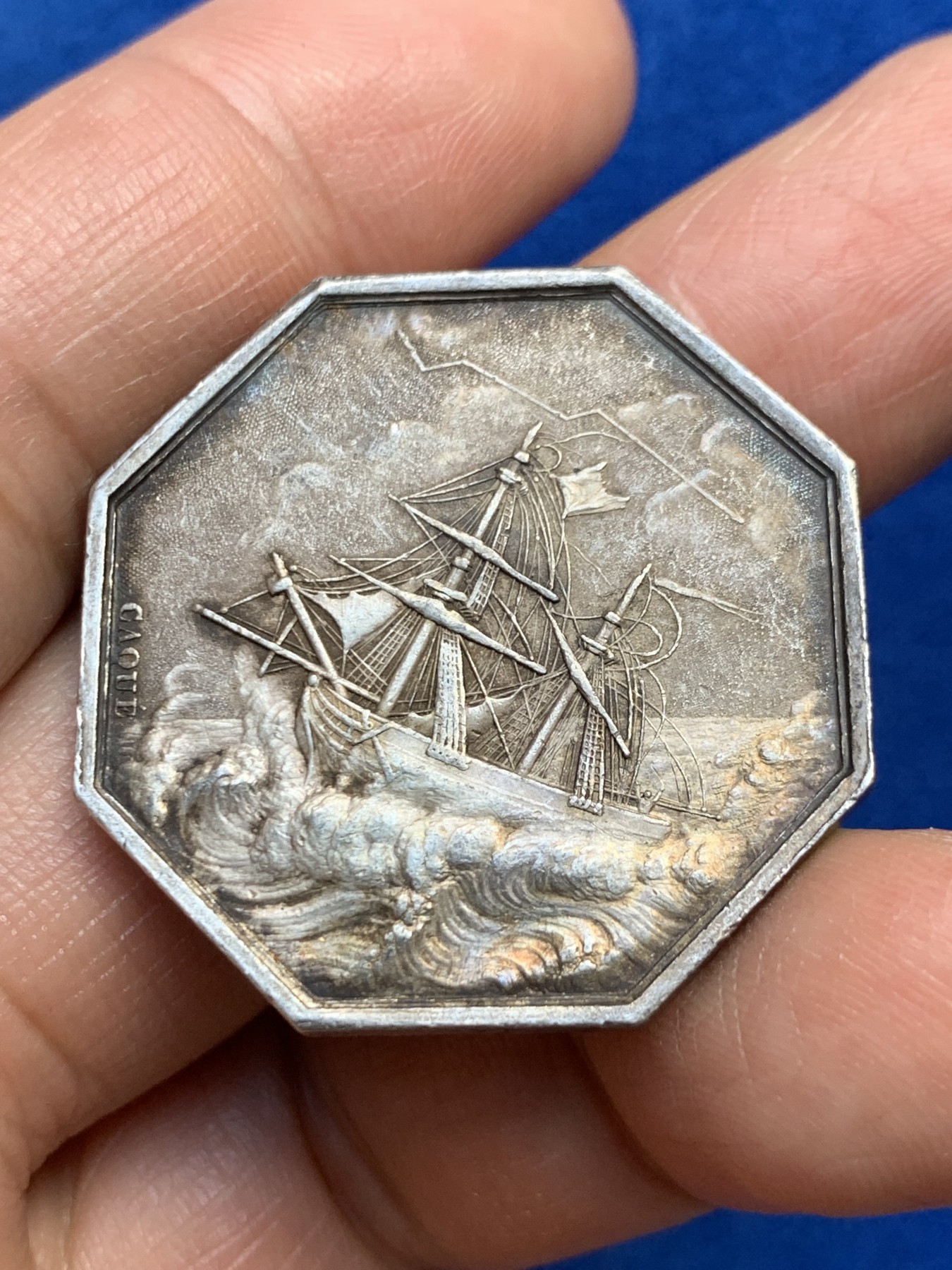 《竞宝斋》第237场- 周日，周一，周二，周日 疯狂4连拍 (全场包邮) 法国八角银质代币jeton，海上保险与贷款公司，jeton资料书封面海妖梅卢辛，33.2mm，17.61g，1832-1841神灯边铭