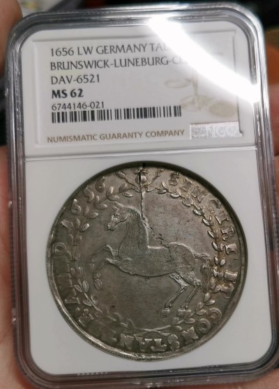 凡希社世界钱币微拍第二百五十九期 荐！1656LW布伦瑞克-吕内堡-策勒飞马大型泰勒NGC-MS62  淡金色包浆，N冠军分！
