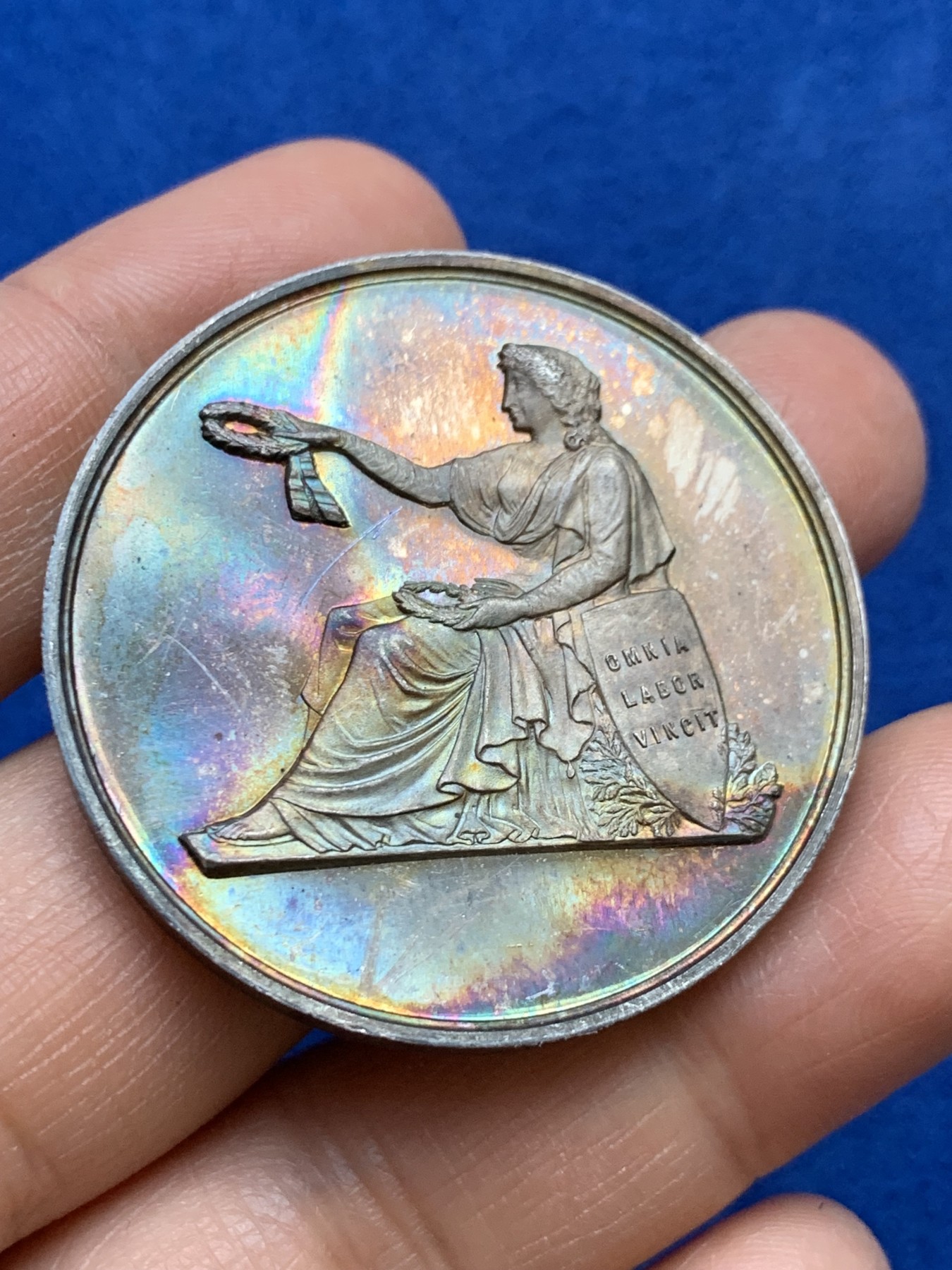 《竞宝斋》第237场- 周日，周一，周二，周日 疯狂4连拍 (全场包邮) 法国卢瓦尔省学习证书银质奖章，36.14g，42.2mm，蜜蜂边铭，彩虹包浆