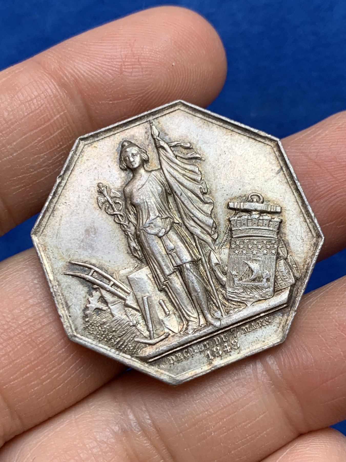 《竞宝斋》第237场- 周日，周一，周二，周日 疯狂4连拍 (全场包邮) 法国巴黎贴现银行八角银章，重量20.97g，对边直径34.8mm，菱形厂标+野猪头银标ARGENT，含银95%