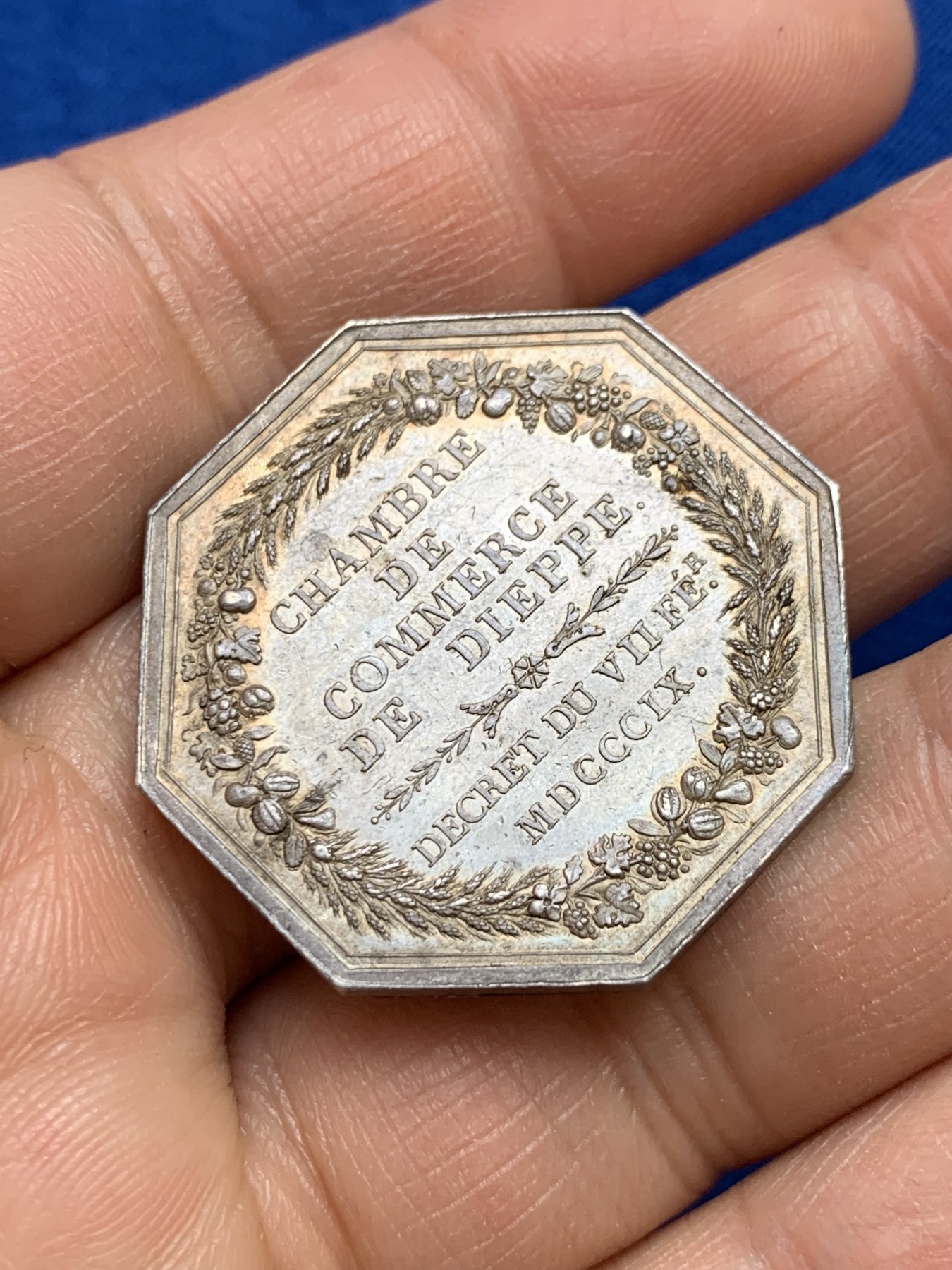 《竞宝斋》第237场- 周日，周一，周二，周日 疯狂4连拍 (全场包邮) 法国八角银质代币，迪耶普商会，13.53g，31.7mm，早期无边铭