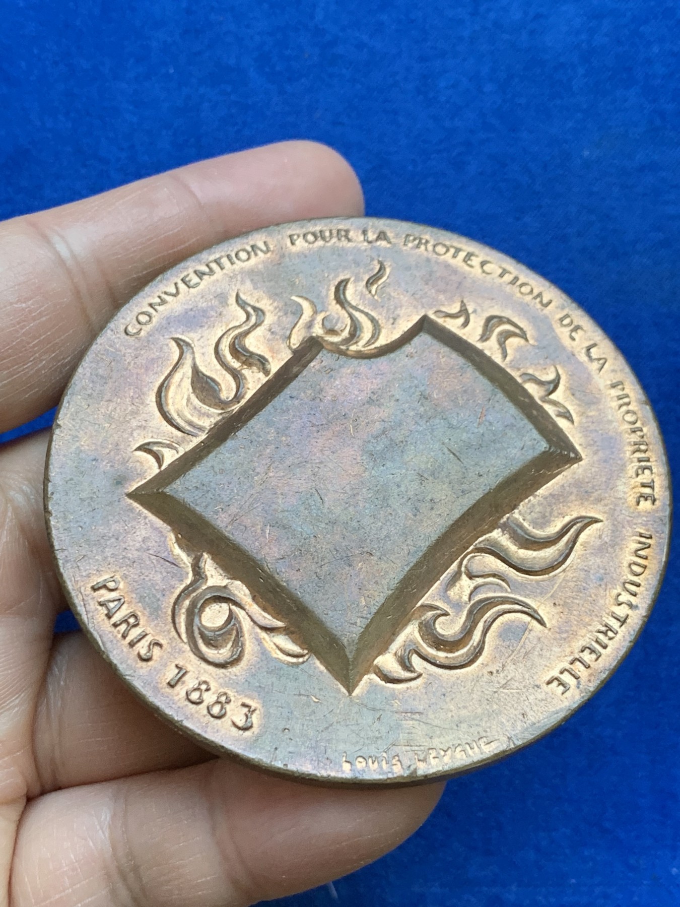 《竞宝斋》第237场- 周日，周一，周二，周日 疯狂4连拍 (全场包邮) 法国巴黎1883年保护工业产权公约铜章，161.84g，69mm，三角铜标，大而可砸核桃