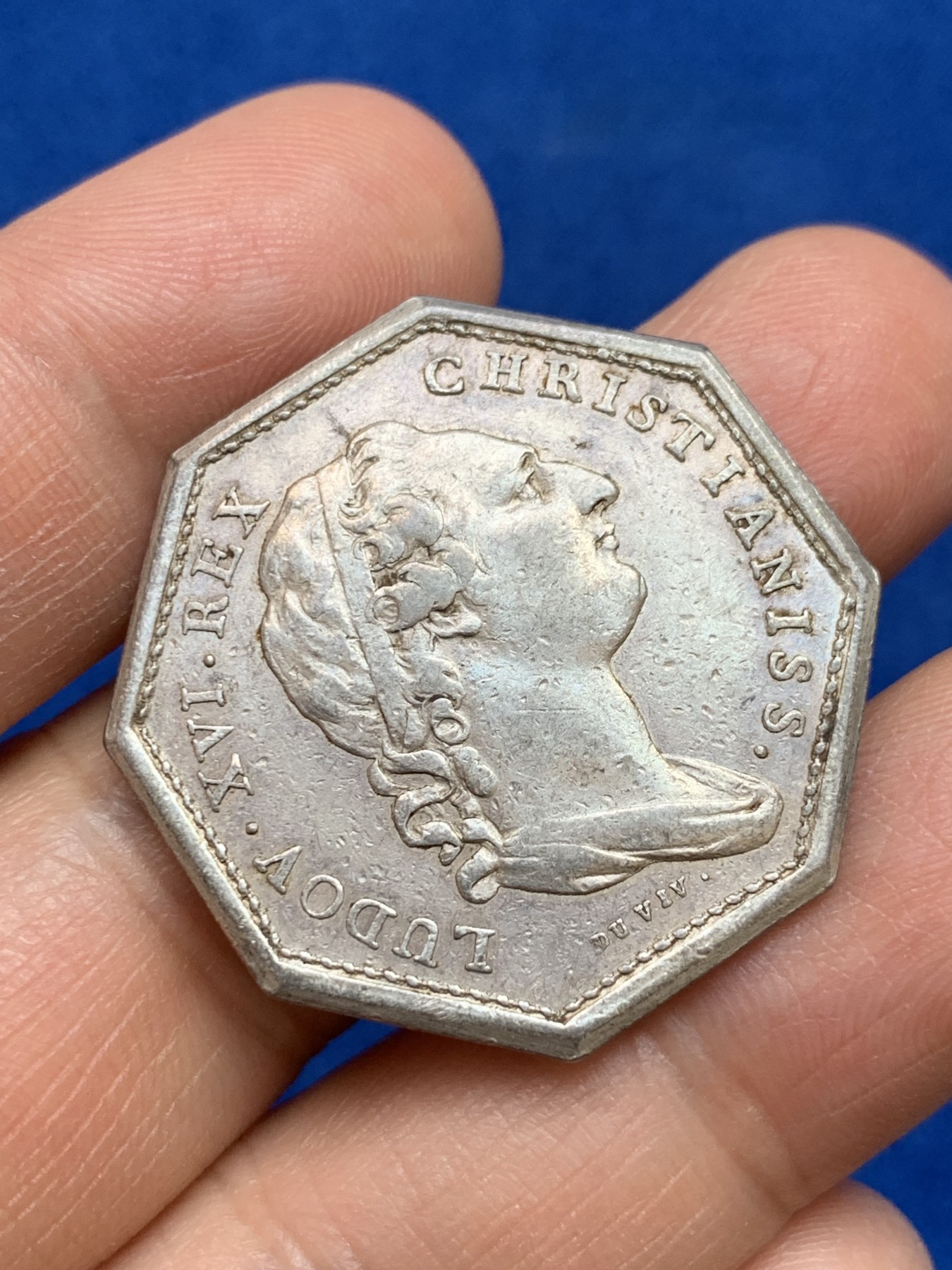 《竞宝斋》第237场- 周日，周一，周二，周日 疯狂4连拍 (全场包邮) 法国路易十六皇家宝藏八角银质代币，12.86g，32.2mm，早期无边铭