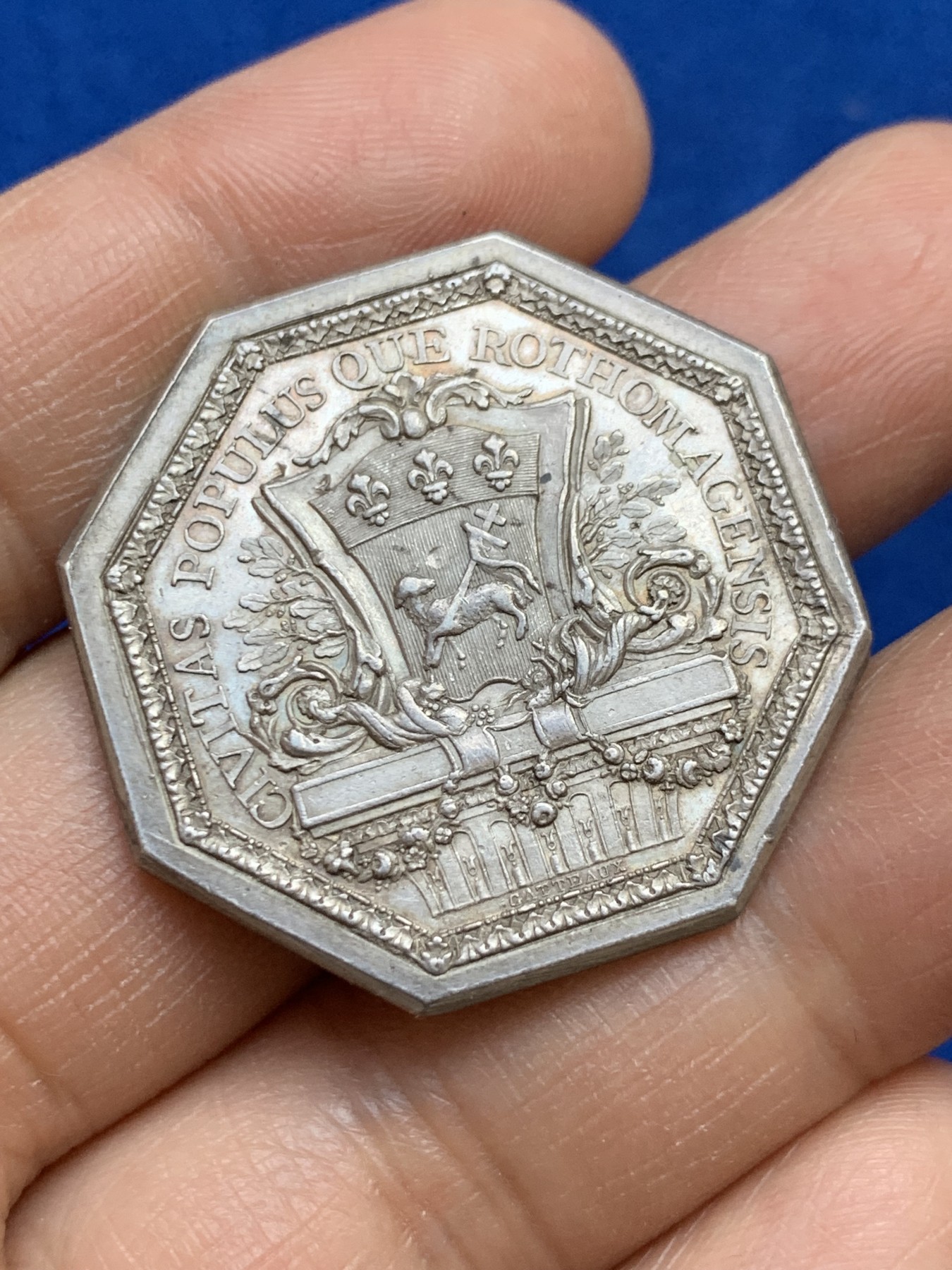 《竞宝斋》第237场- 周日，周一，周二，周日 疯狂4连拍 (全场包邮) 法国路易十六时期鲁昂市城市八角银代币， 17.45g，34.3mm，早期无边铭