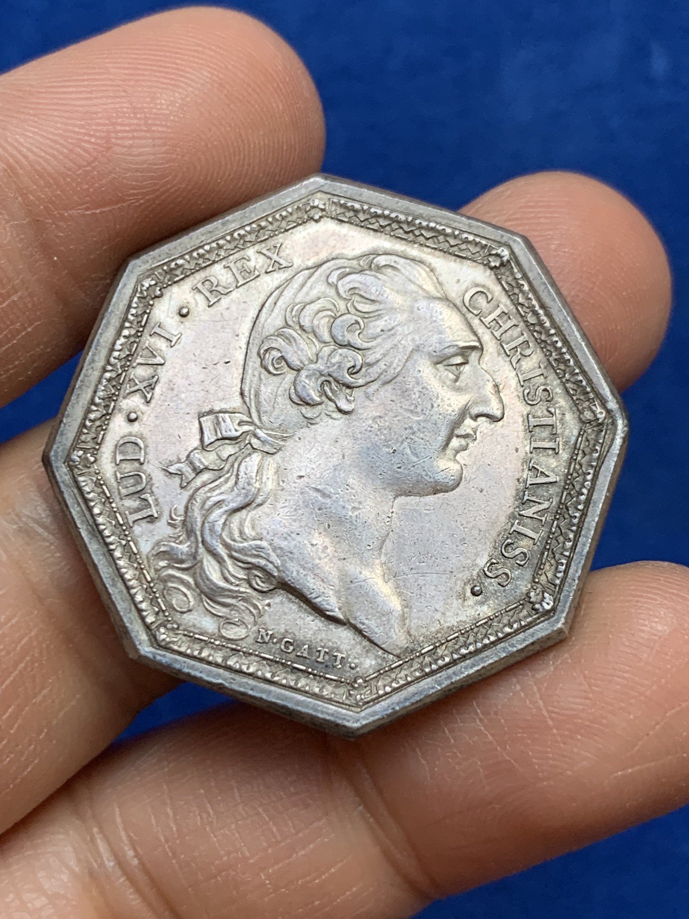 《竞宝斋》第237场- 周日，周一，周二，周日 疯狂4连拍 (全场包邮) 法国路易十六时期鲁昂市城市八角银代币， 17.45g，34.3mm，早期无边铭