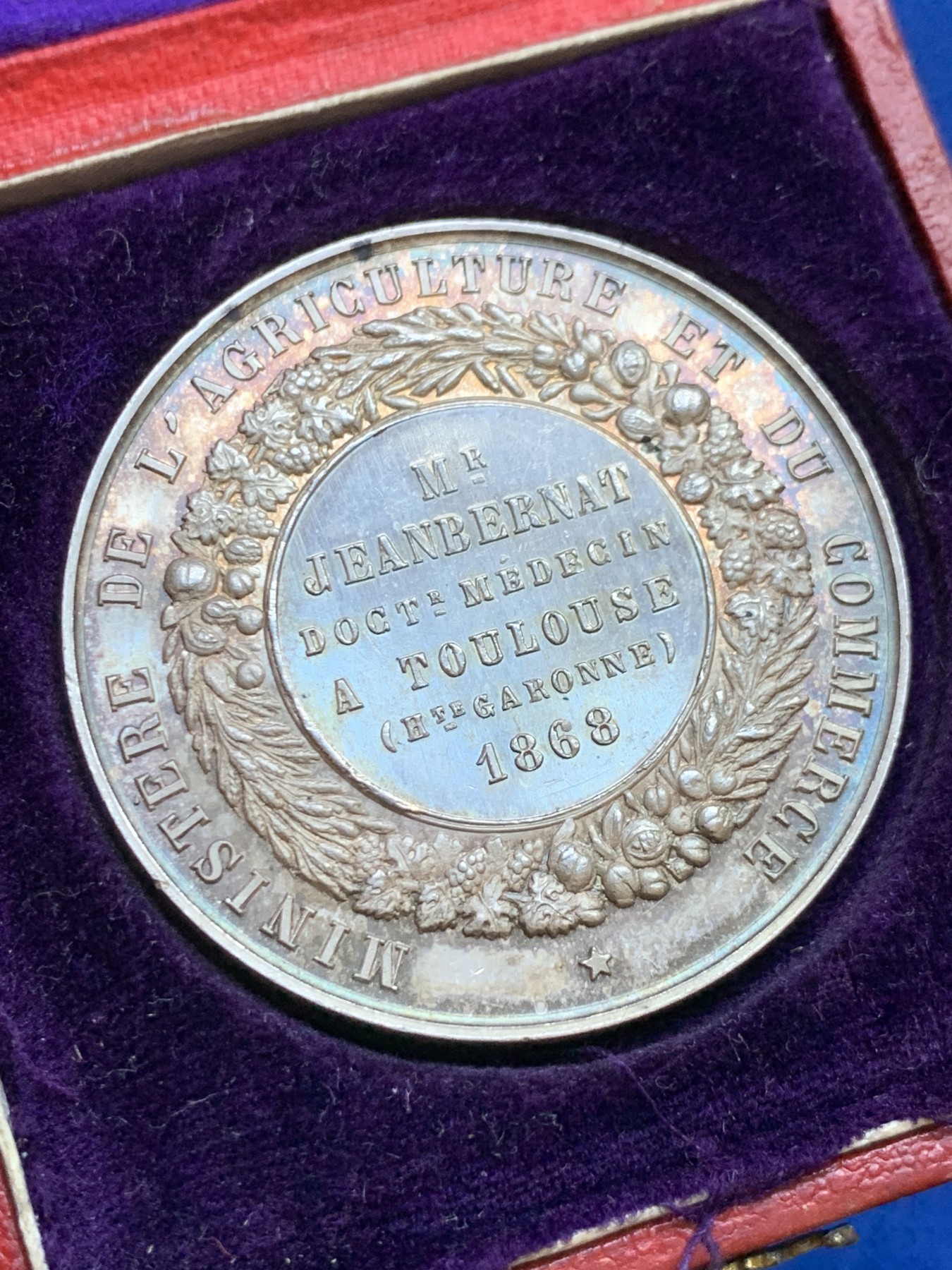 《竞宝斋》第237场- 周日，周一，周二，周日 疯狂4连拍 (全场包邮) 法国1868年图卢兹农业部疫苗接种纪念银章，用维纳斯受到治愈之神埃斯库拉佩的保护以此寓意疫苗的作用，两侧是牛和带有疫苗管的柳叶刀，37.38g，41.3mm，蜜蜂边铭，贴了编号贴纸，原味包浆 细节精致