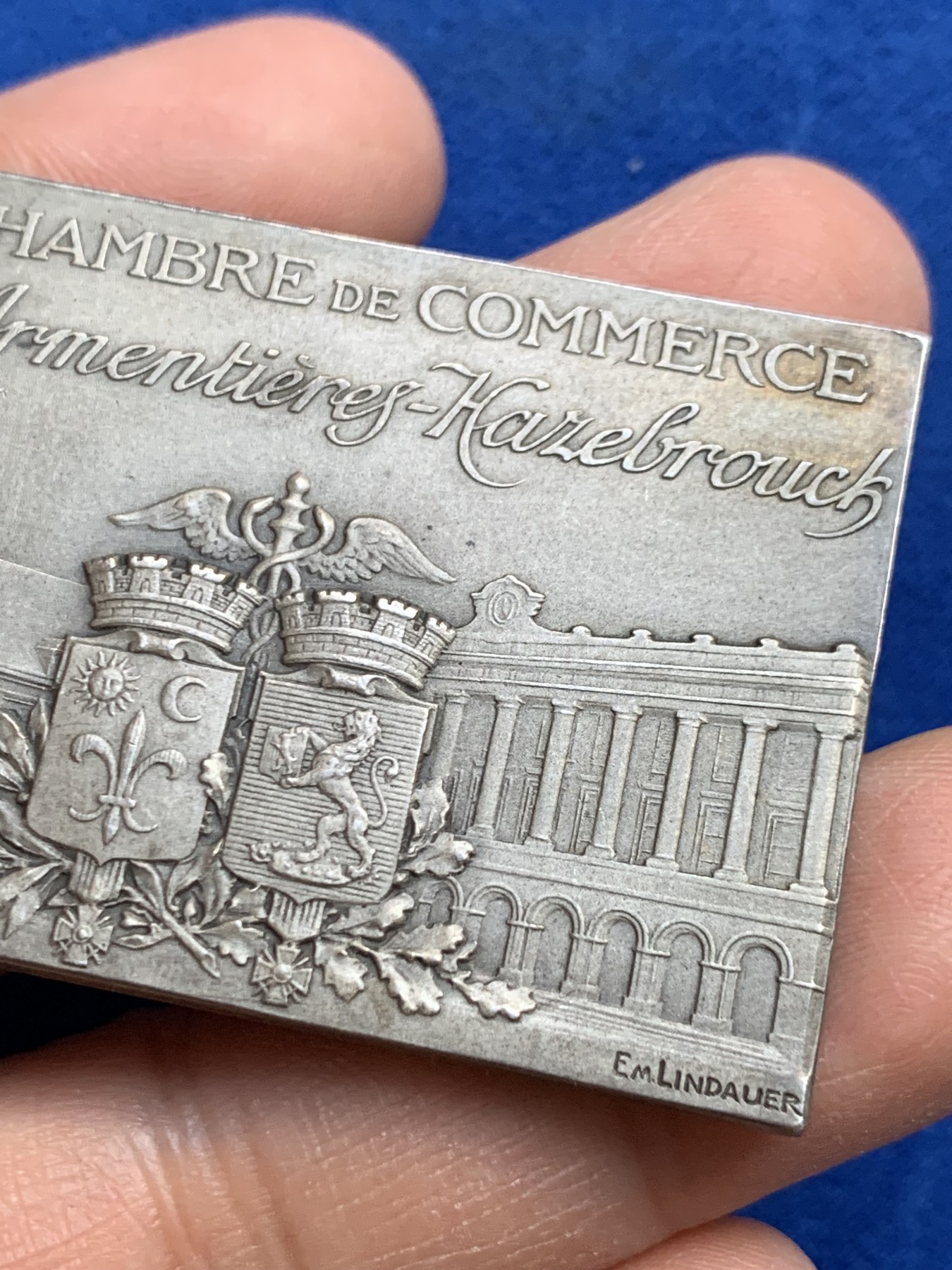 《竞宝斋》第237场- 周日，周一，周二，周日 疯狂4连拍 (全场包邮) 法国方形银章，阿蒙蒂埃、巴勒尔和默维尔商会，背面左下角有点小磕，60.60g，37.3*56mm，丰饶角2ARGENT