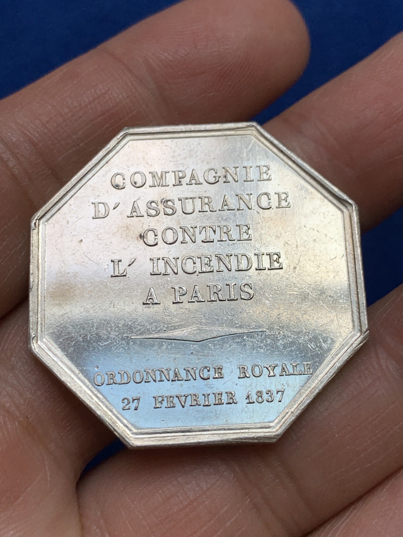 《竞宝斋》第237场- 周日，周一，周二，周日 疯狂4连拍 (全场包邮) 法国巴黎火灾保险公司银质八角，18.97g，36.3mm，手指边铭