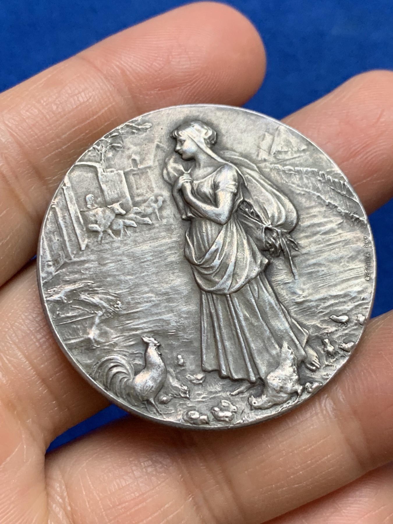 《竞宝斋》第237场- 周日，周一，周二，周日 疯狂4连拍 (全场包邮) 法国1903年德勒区农业展银章，捡稻穗的小女孩，33.01克，41.9mm，丰饶角边铭