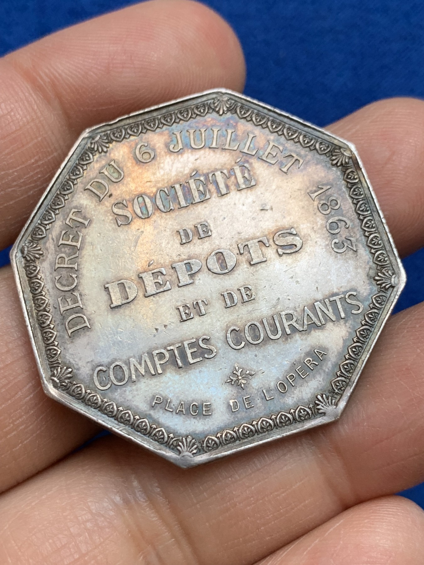《竞宝斋》第237场- 周日，周一，周二，周日 疯狂4连拍 (全场包邮) 法国一般存款账户公司八角银章，正面是其总部所在地巴黎歌剧院，透视感很好，23.31g，37.6mm，蜜蜂边铭