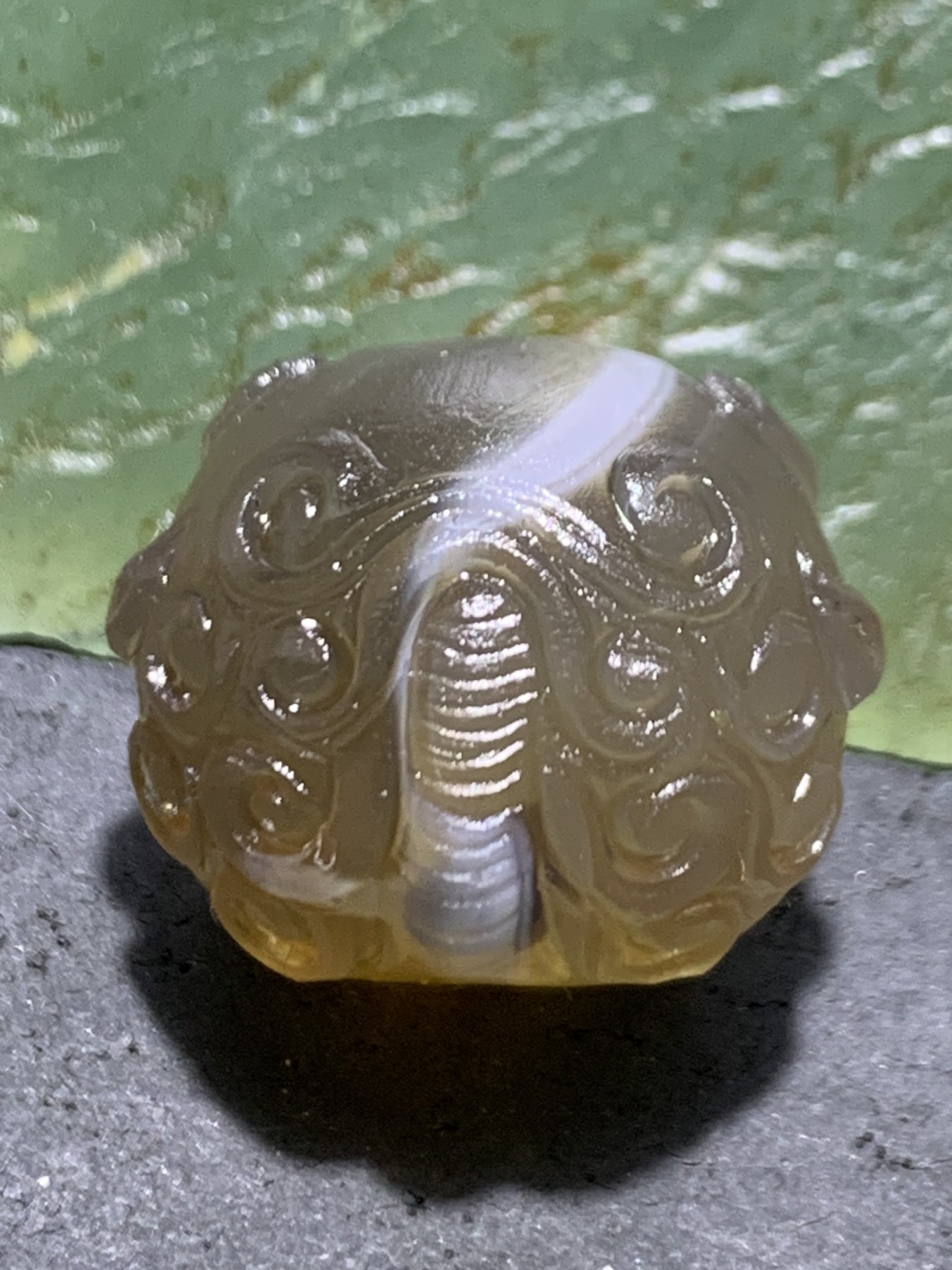 精美亚光巴西玛瑙手工雕刻瑞兽珠子（吊坠）一个