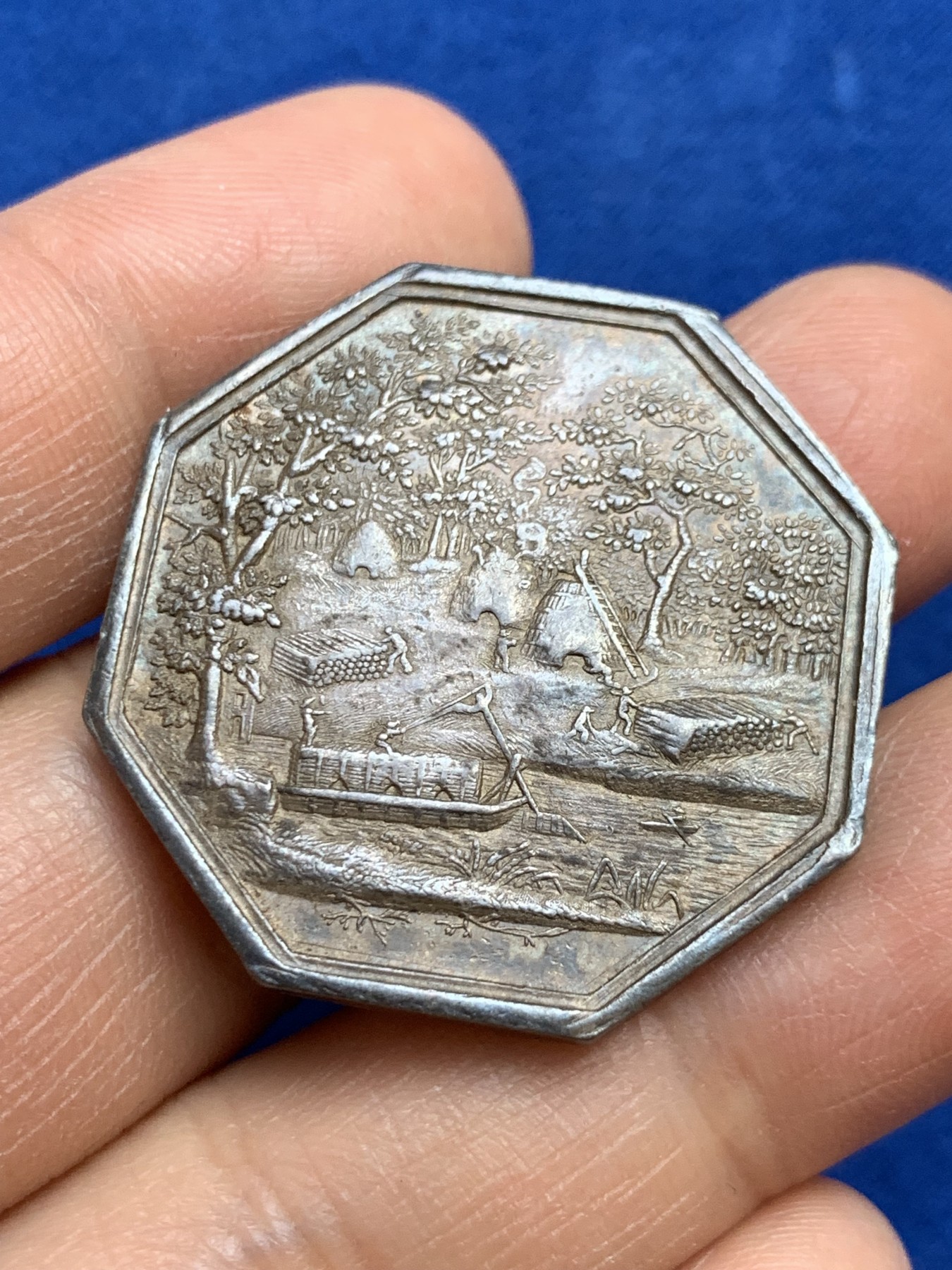 《竞宝斋》第237场- 周日，周一，周二，周日 疯狂4连拍 (全场包邮) 法国名誉品1820年巴黎煤炭贸易银质八角，参天橡树林与忙碌的作业工人，21.67g，33.6mm，早期无边铭，油性包浆