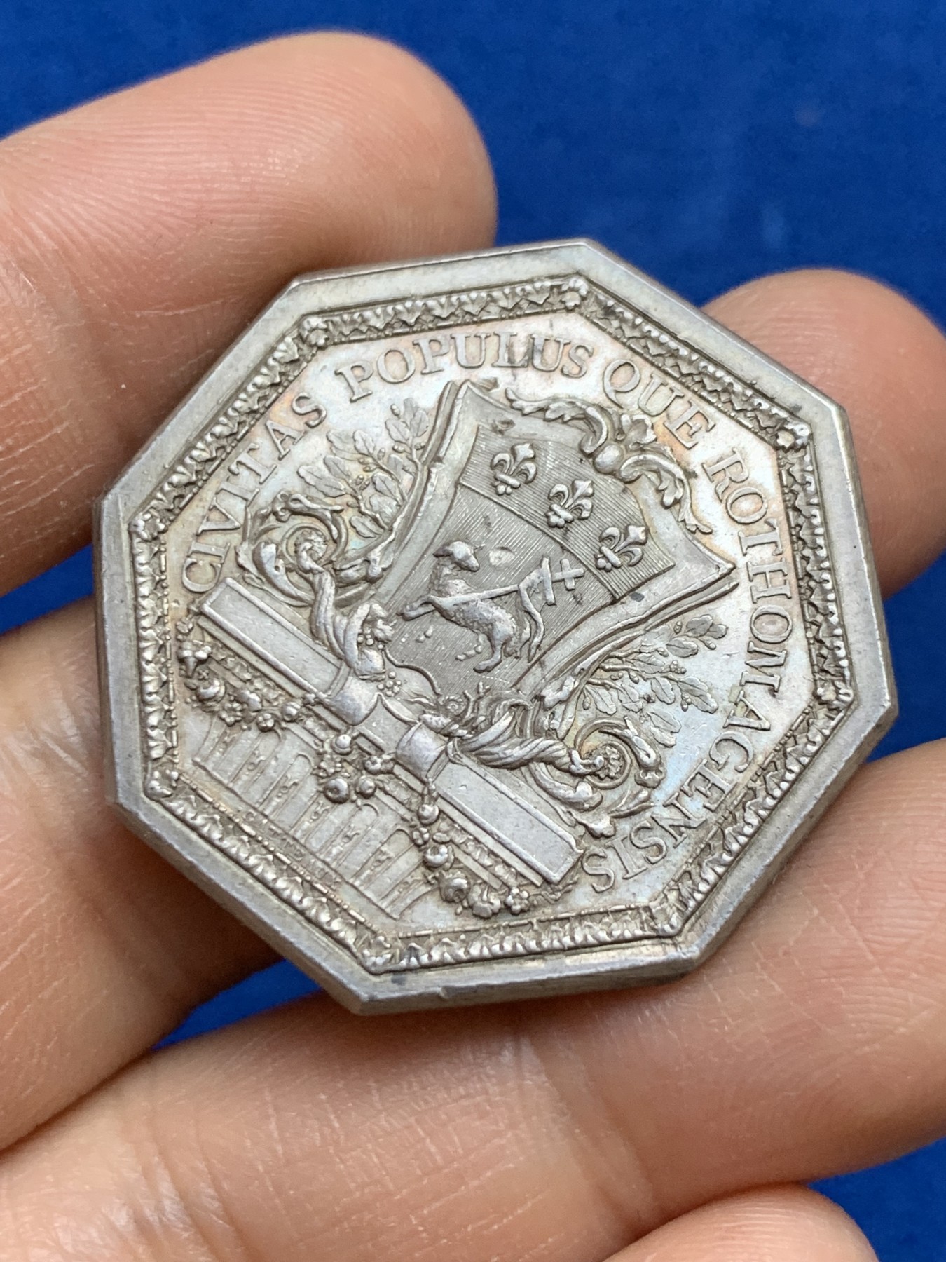 《竞宝斋》第237场- 周日，周一，周二，周日 疯狂4连拍 (全场包邮) 法国路易十六时期鲁昂市城市八角银代币， 17.45g，34.3mm，早期无边铭