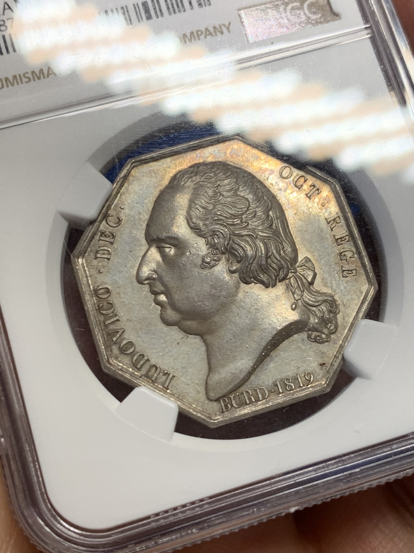 《竞宝斋》第237场- 周日，周一，周二，周日 疯狂4连拍 (全场包邮) NGC-MS64 法国1819年路易十八时期波尔多石桥建设纪念八角银质代币，商业之神赫尔墨斯倚靠在大力神赫拉克勒斯肩上，似乎寓意其商业行为具有强大的背景“此路是我开”