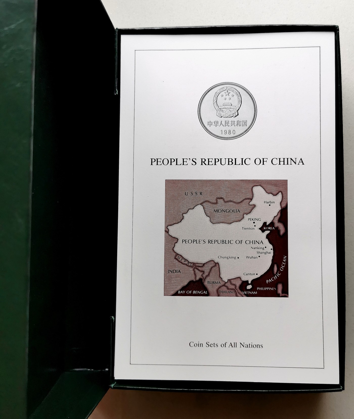 凡希社世界钱币微拍第二百五十九期 富兰克林造币厂各国套装四册标准装 共137个国家，烫金外盒带国家简介卡片，日文版，品相完美。