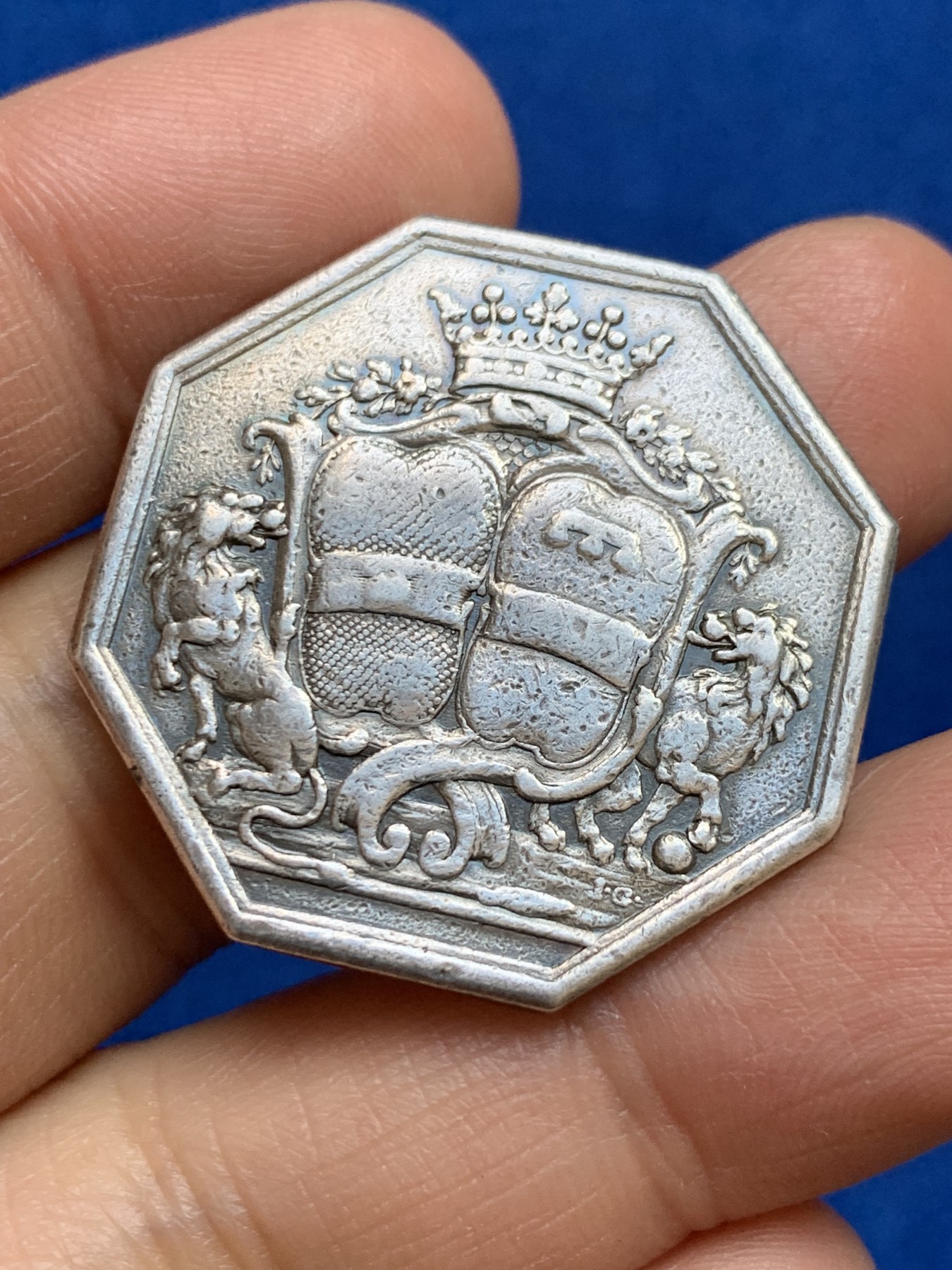 《竞宝斋》第237场- 周日，周一，周二，周日 疯狂4连拍 (全场包邮) 法国18世纪贵族双狮纹章八角银质代币，15.52g，33mm，早期无边铭，首见品种