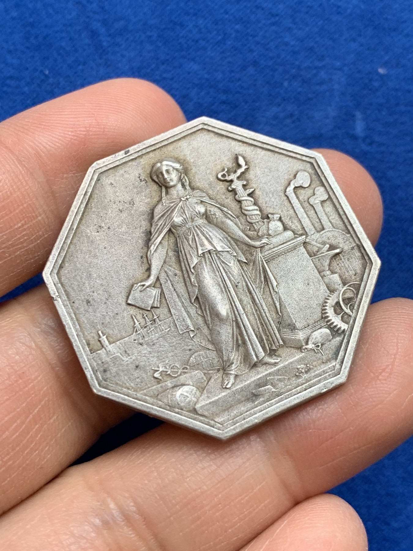 《竞宝斋》第237场- 周日，周一，周二，周日 疯狂4连拍 (全场包邮) 法国八角银质jeton，工商信贷银行，21.97g，37.4mm，丰饶角1AR边铭