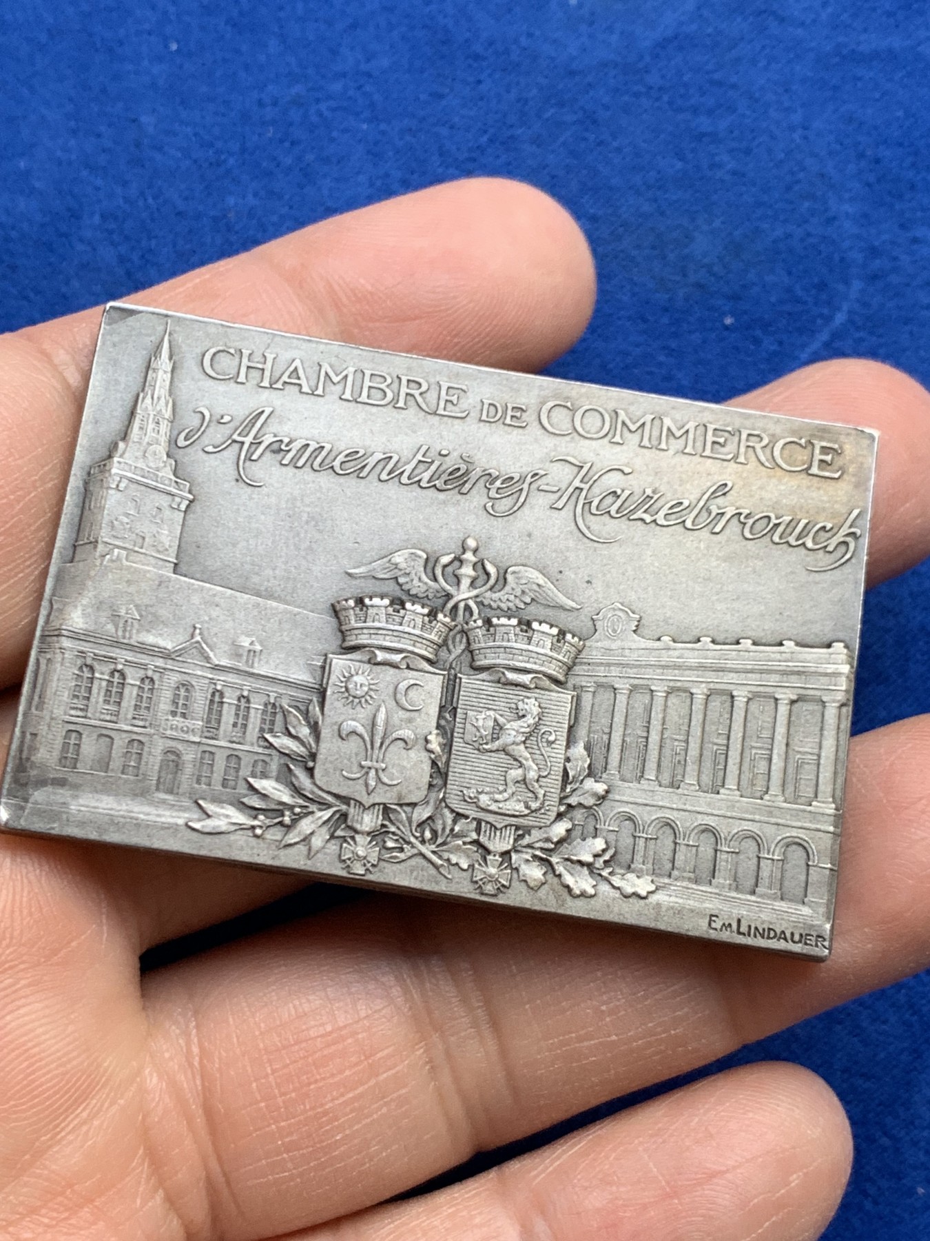 《竞宝斋》第237场- 周日，周一，周二，周日 疯狂4连拍 (全场包邮) 法国方形银章，阿蒙蒂埃、巴勒尔和默维尔商会，背面左下角有点小磕，60.60g，37.3*56mm，丰饶角2ARGENT