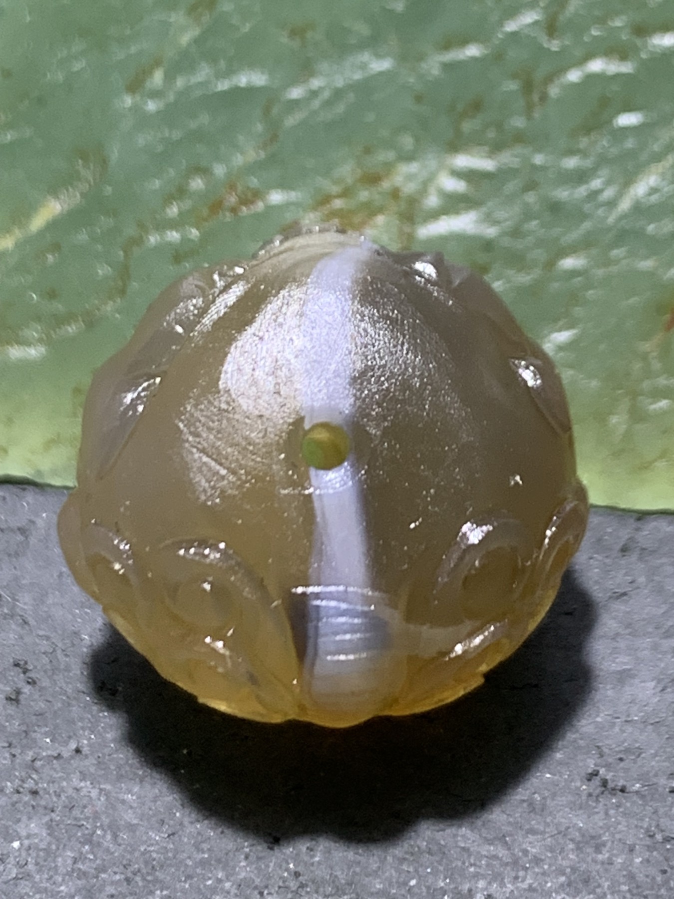 精美亚光巴西玛瑙手工雕刻瑞兽珠子（吊坠）一个