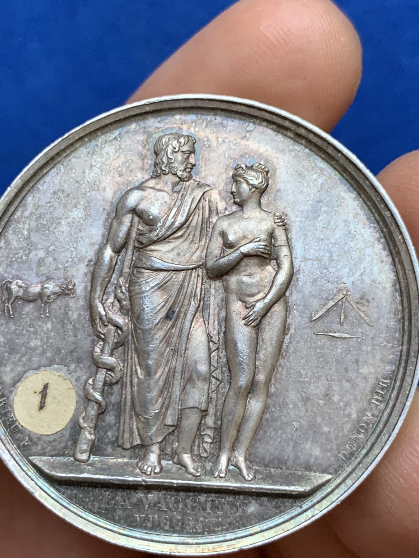 《竞宝斋》第237场- 周日，周一，周二，周日 疯狂4连拍 (全场包邮) 法国1868年图卢兹农业部疫苗接种纪念银章，用维纳斯受到治愈之神埃斯库拉佩的保护以此寓意疫苗的作用，两侧是牛和带有疫苗管的柳叶刀，37.38g，41.3mm，蜜蜂边铭，贴了编号贴纸，原味包浆 细节精致